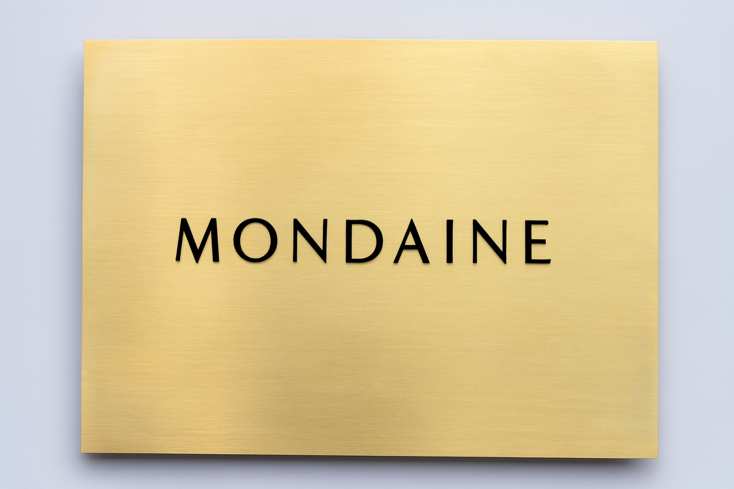 Delüks pirinç levha üzerine kabartma yazı uygulamasıyla hazırlanmış el işçiliği tabela. Şık girişler ve butik işletmeler için idealdir.