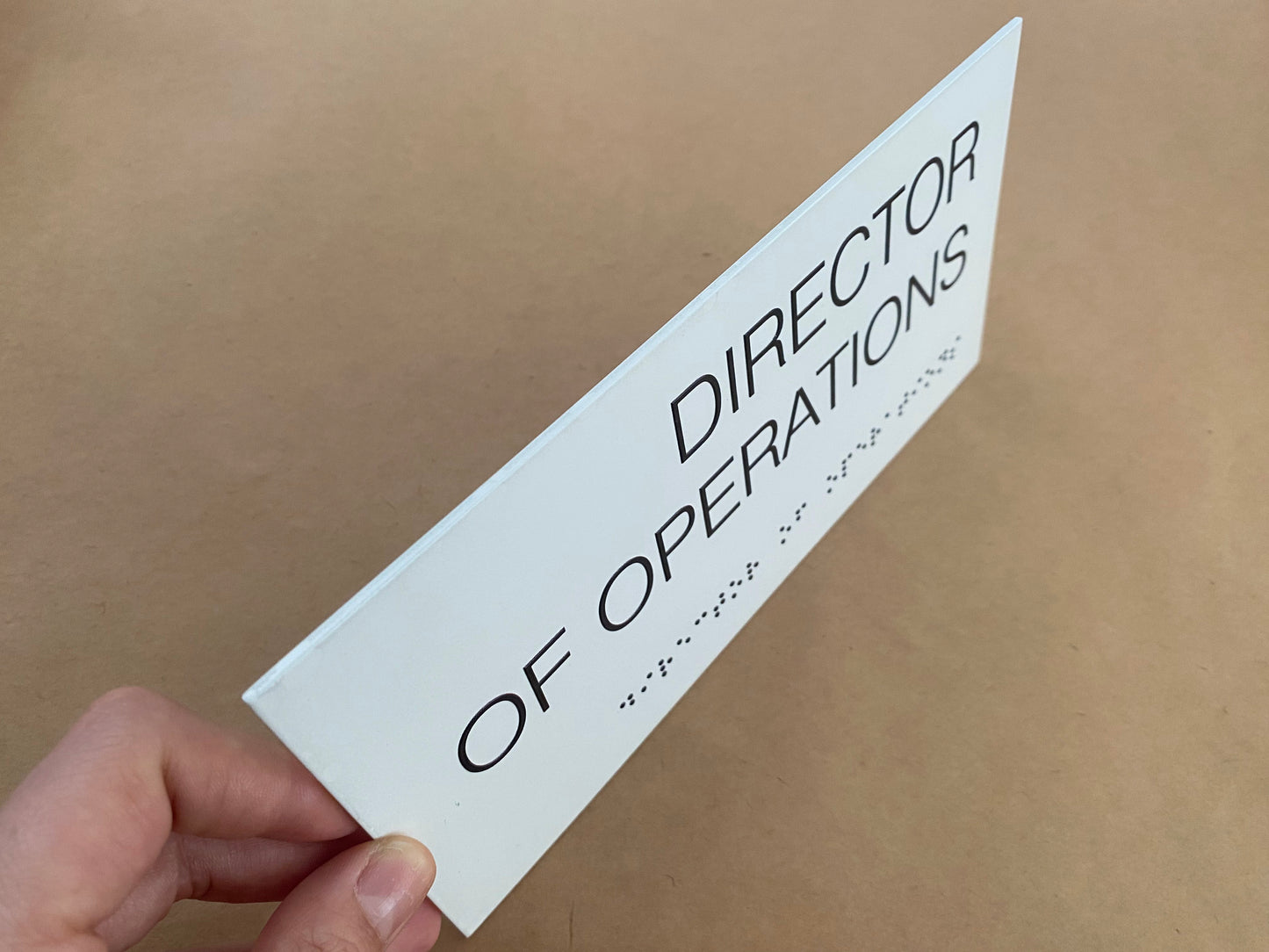 Denetim standartlarına uygun Braille kabartmalı yönlendirme tabelası, dayanıklı UV baskılı yüzey.