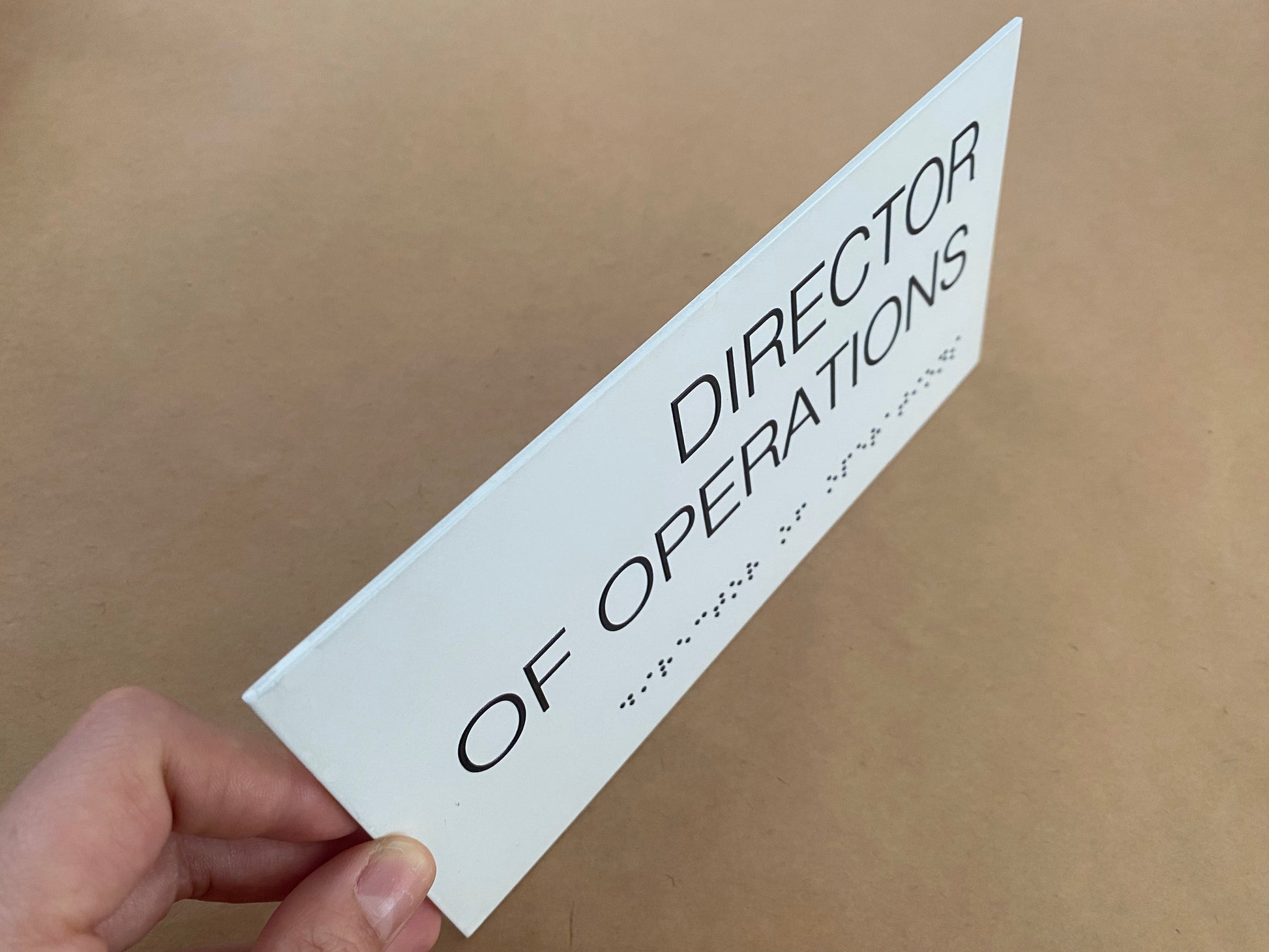 Denetim standartlarına uygun Braille kabartmalı yönlendirme tabelası, dayanıklı UV baskılı yüzey.