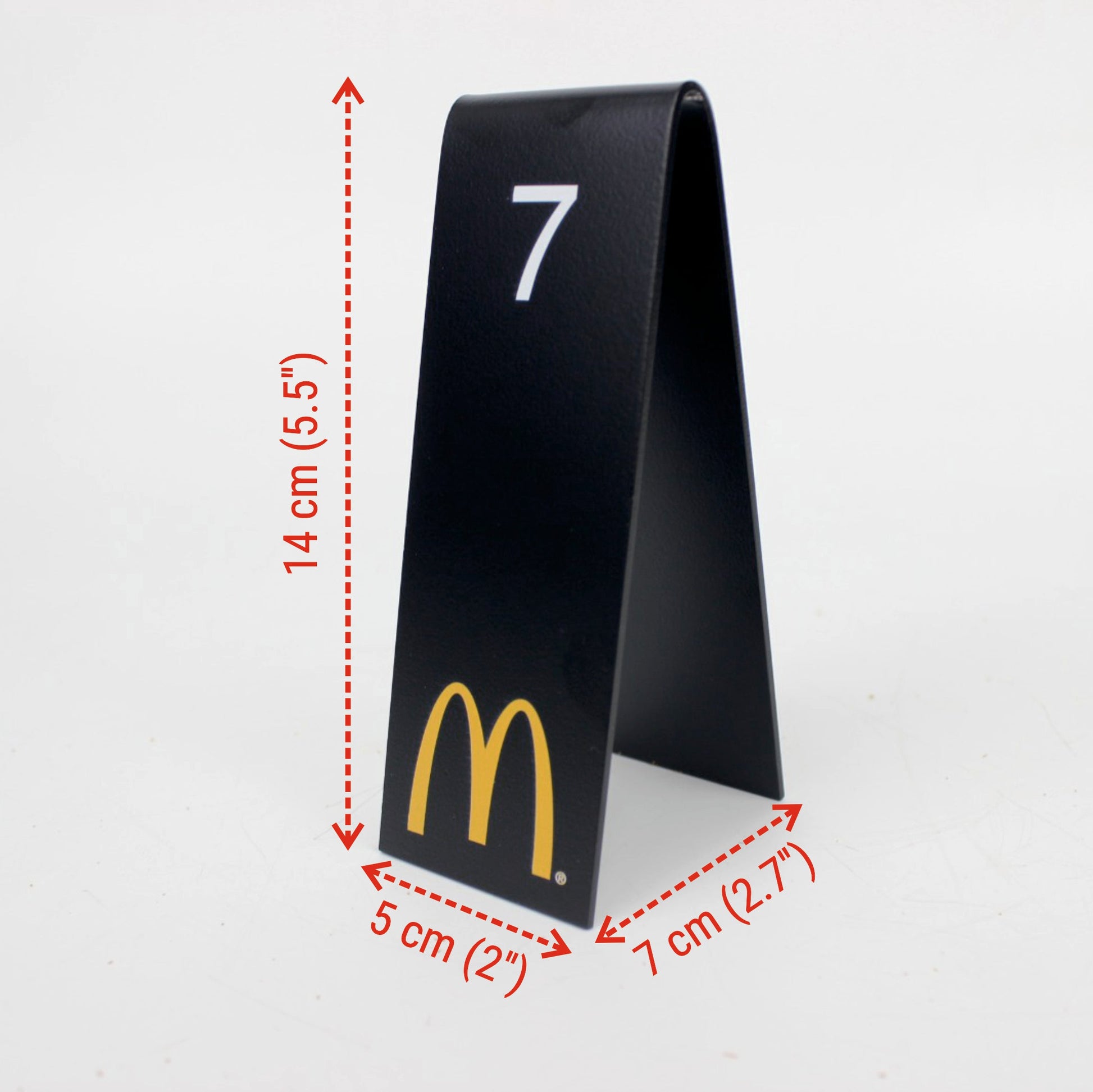 V formu sayesinde kolayca istiflenebilen sade metal masa numarası.