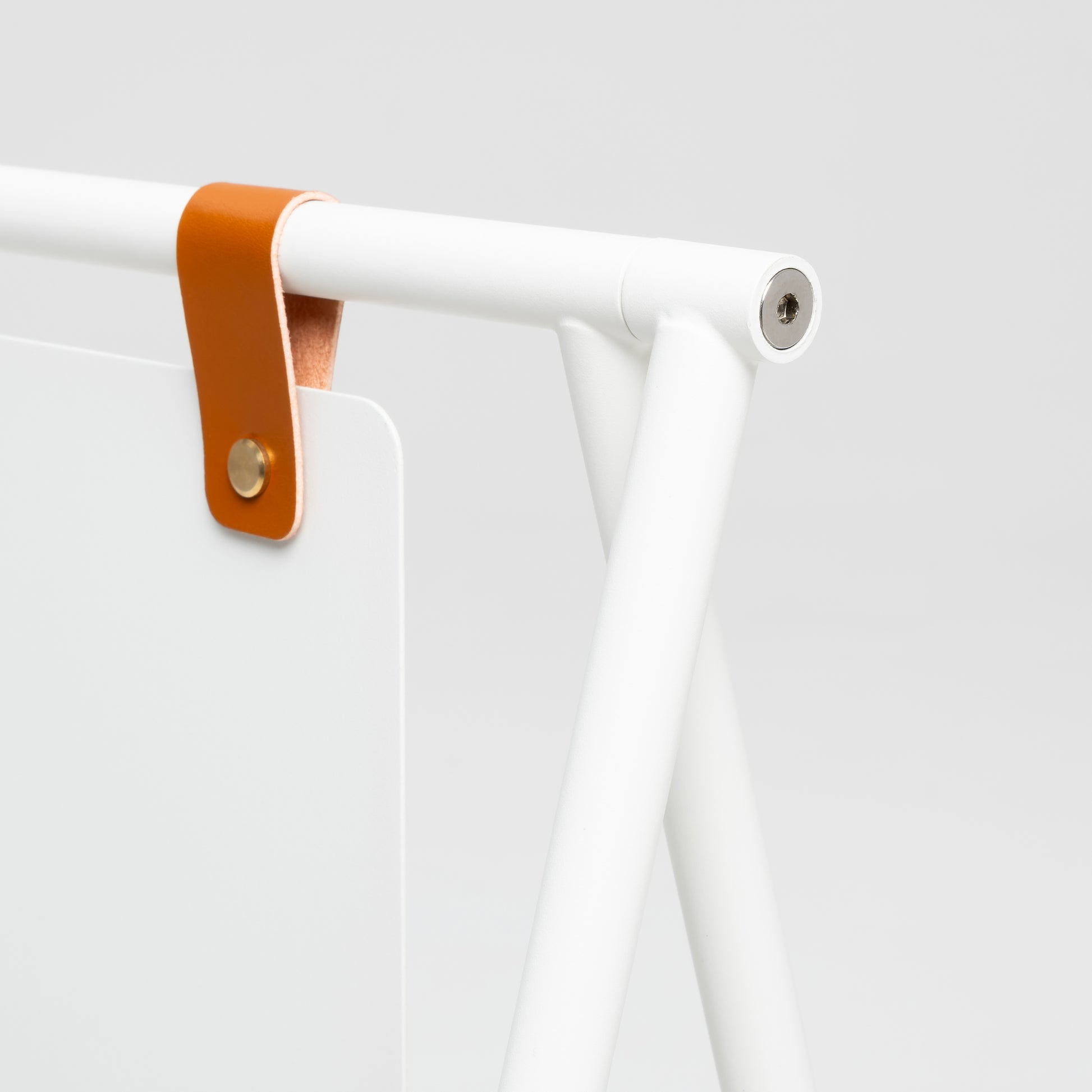 Tabelanın suni deri askı bölümüne odaklanan estetik detay görüntüsü.