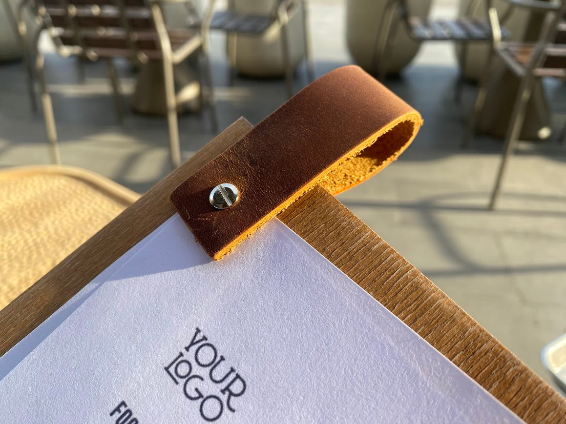 Gerçek deri ve ahşabın birleşimiyle estetik bir menü panosu.