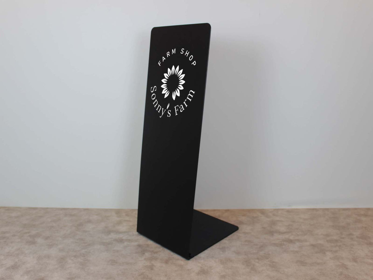 Rüzgara ve dış etkenlere karşı dayanıklı ayaklı pano örneği.