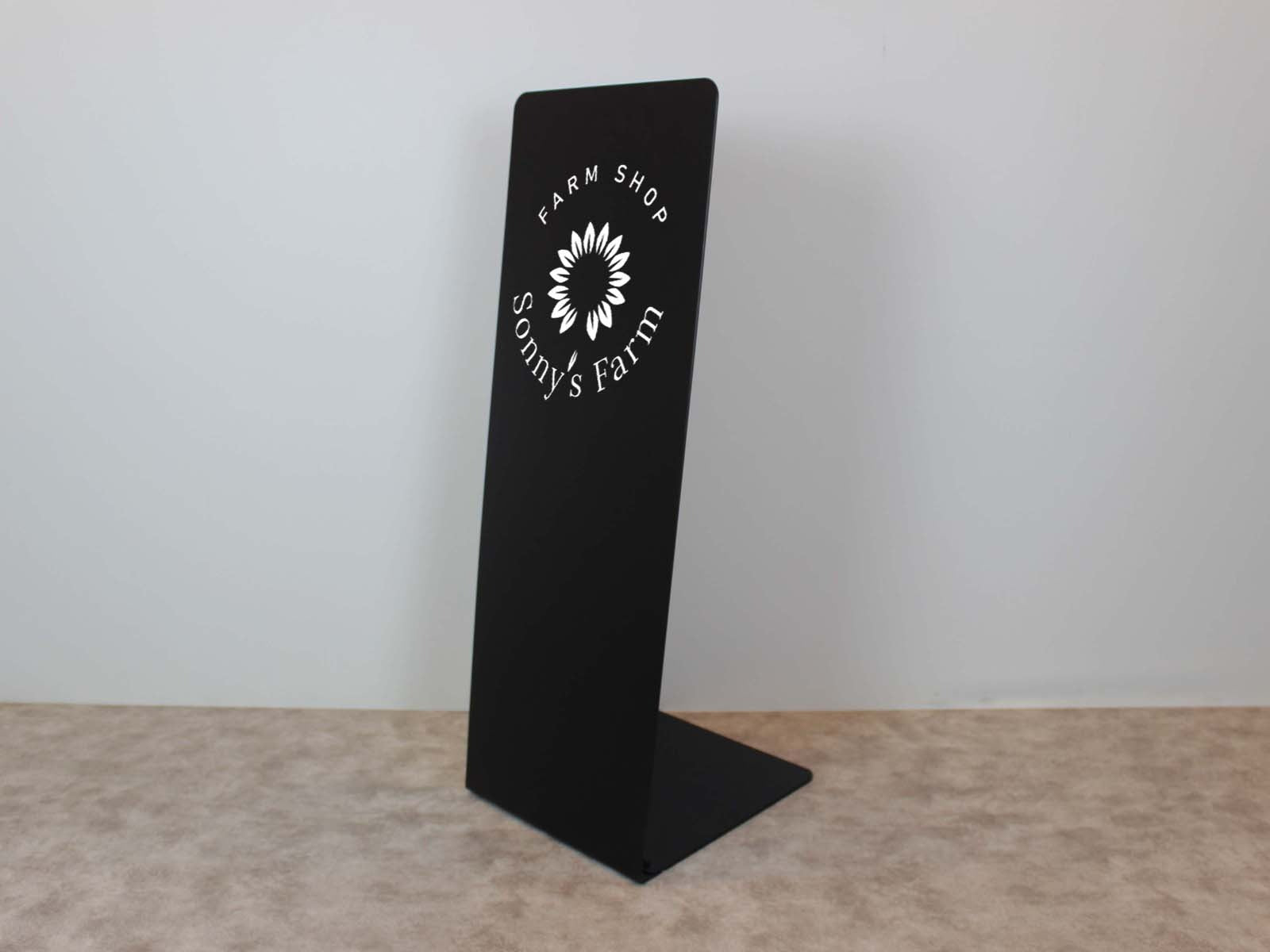 Rüzgara ve dış etkenlere karşı dayanıklı ayaklı pano örneği.