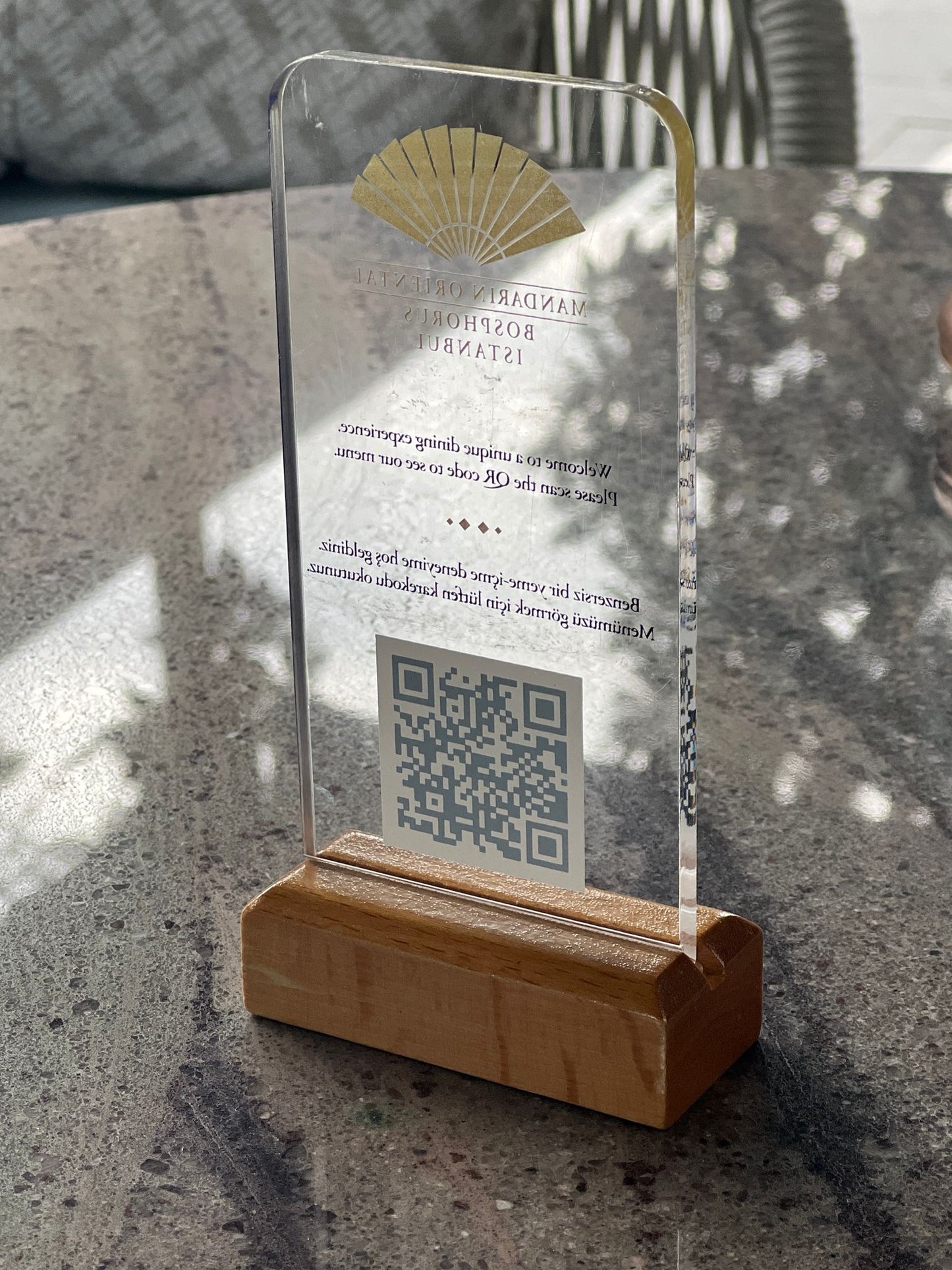 Ruzgara ve devrilmeye karsi dayanikli qr stand modeli