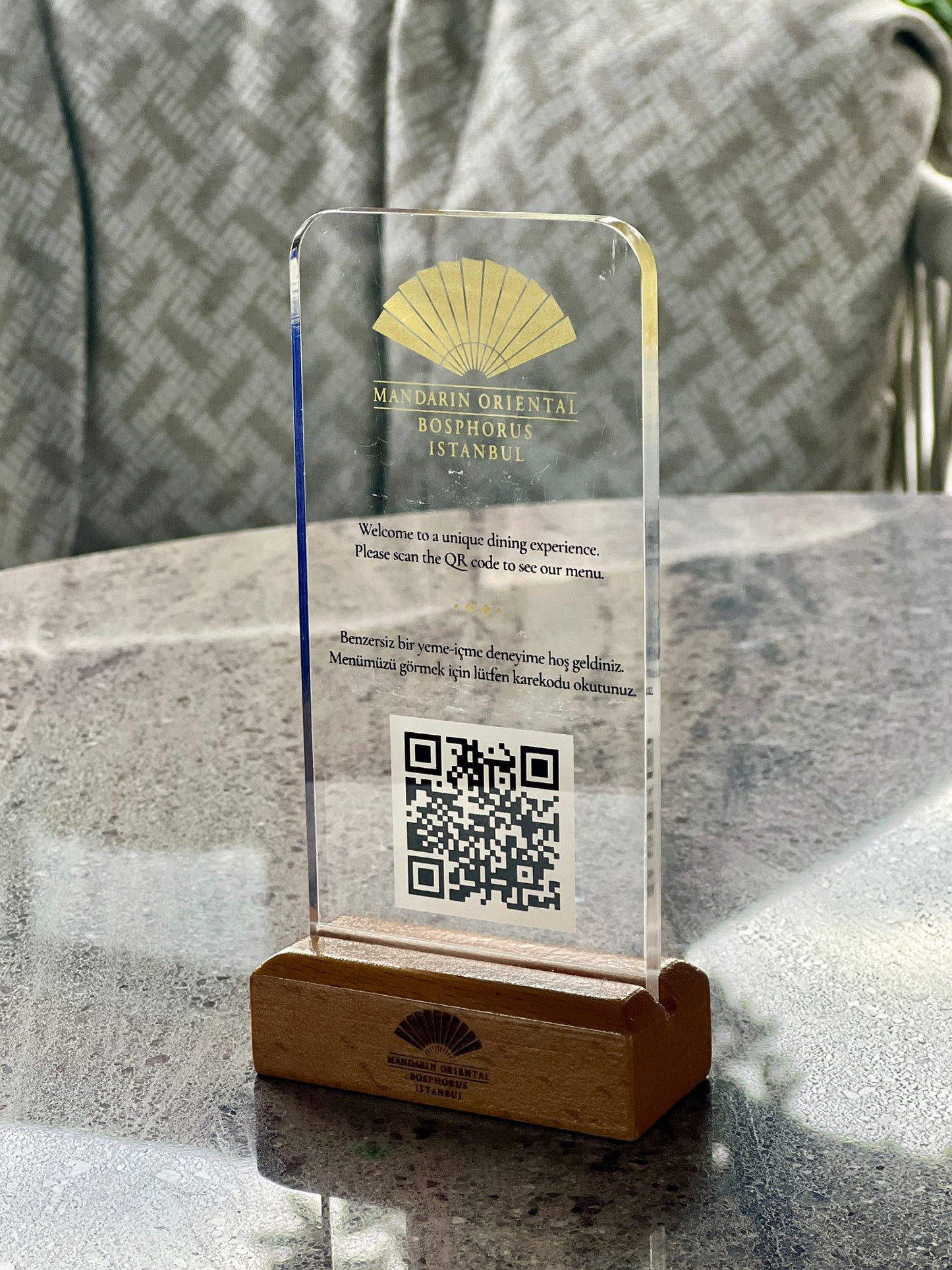 Digital menuler icin seffaf qr kod standi

