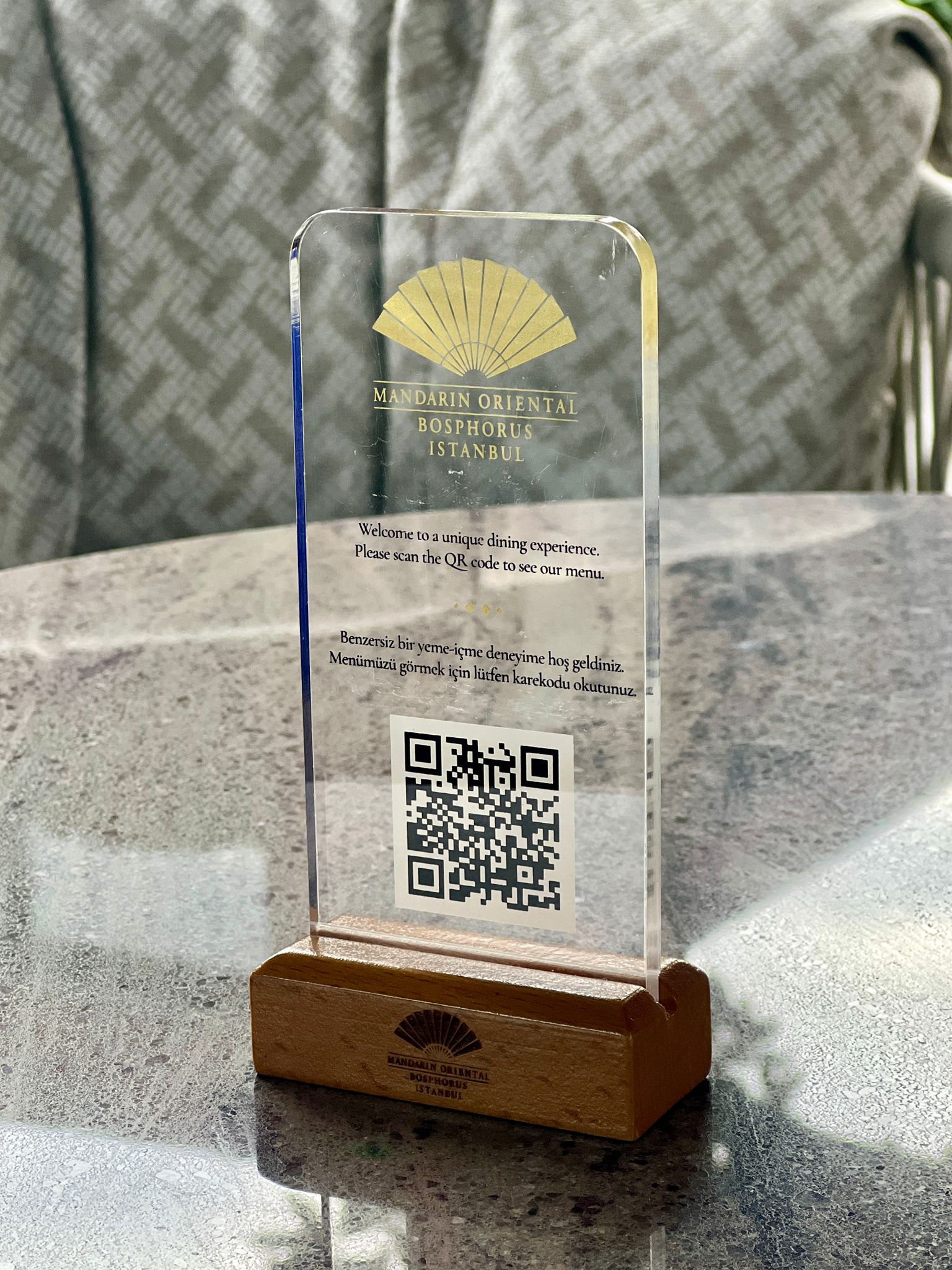 Digital menuler icin seffaf qr kod standi

