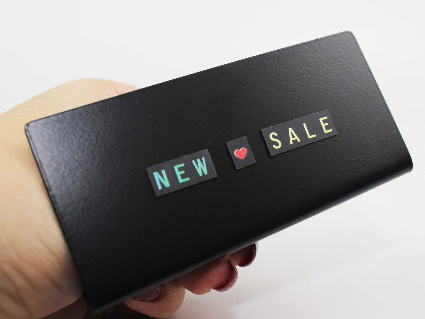 Dikey veya yatay konumlandırılabilen etiket sistemi.