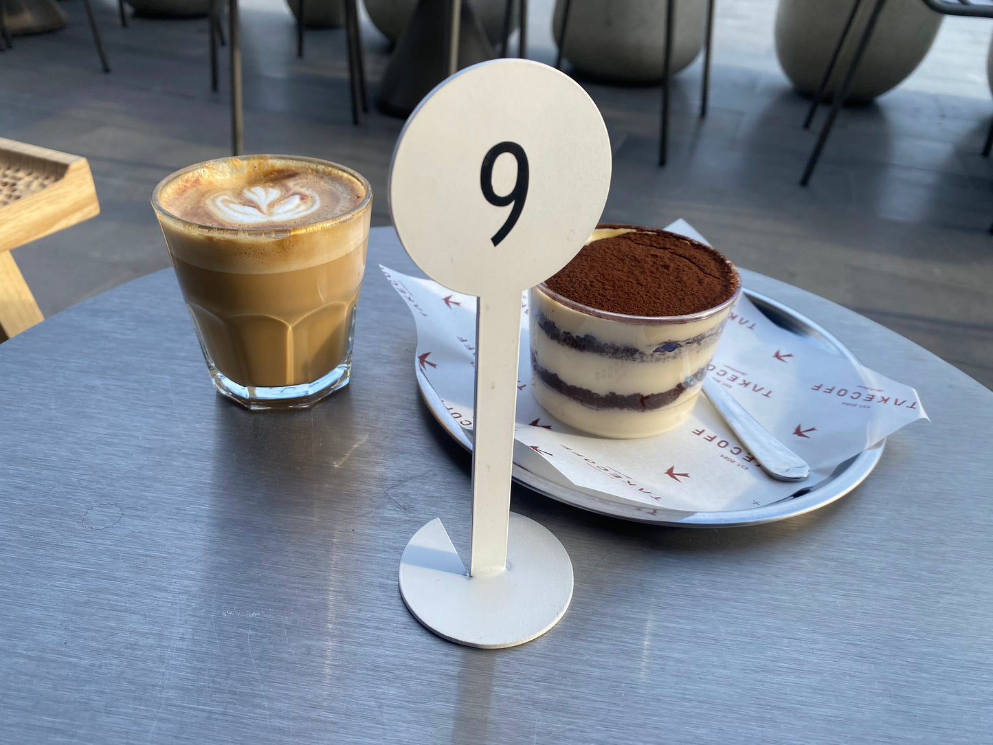 Açık alanlara uygun tasarlanmış dayanıklı metal numara standı.