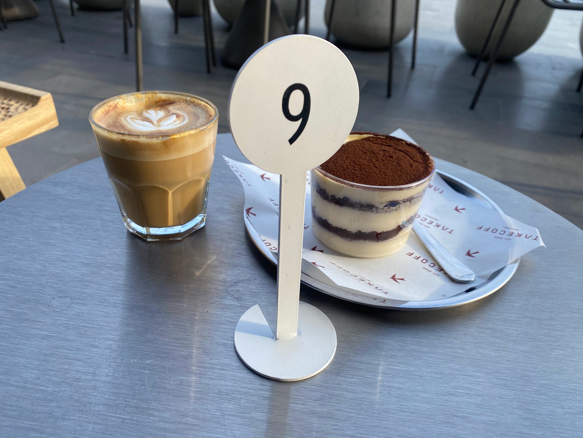 Açık alanlara uygun tasarlanmış dayanıklı metal numara standı.