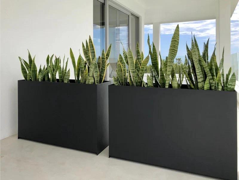 Modern ve minimalist tasarımıyla dikkat çeken, bahçe ve dış mekanlara stil kazandıran paslanmaz çelik planter saksı.