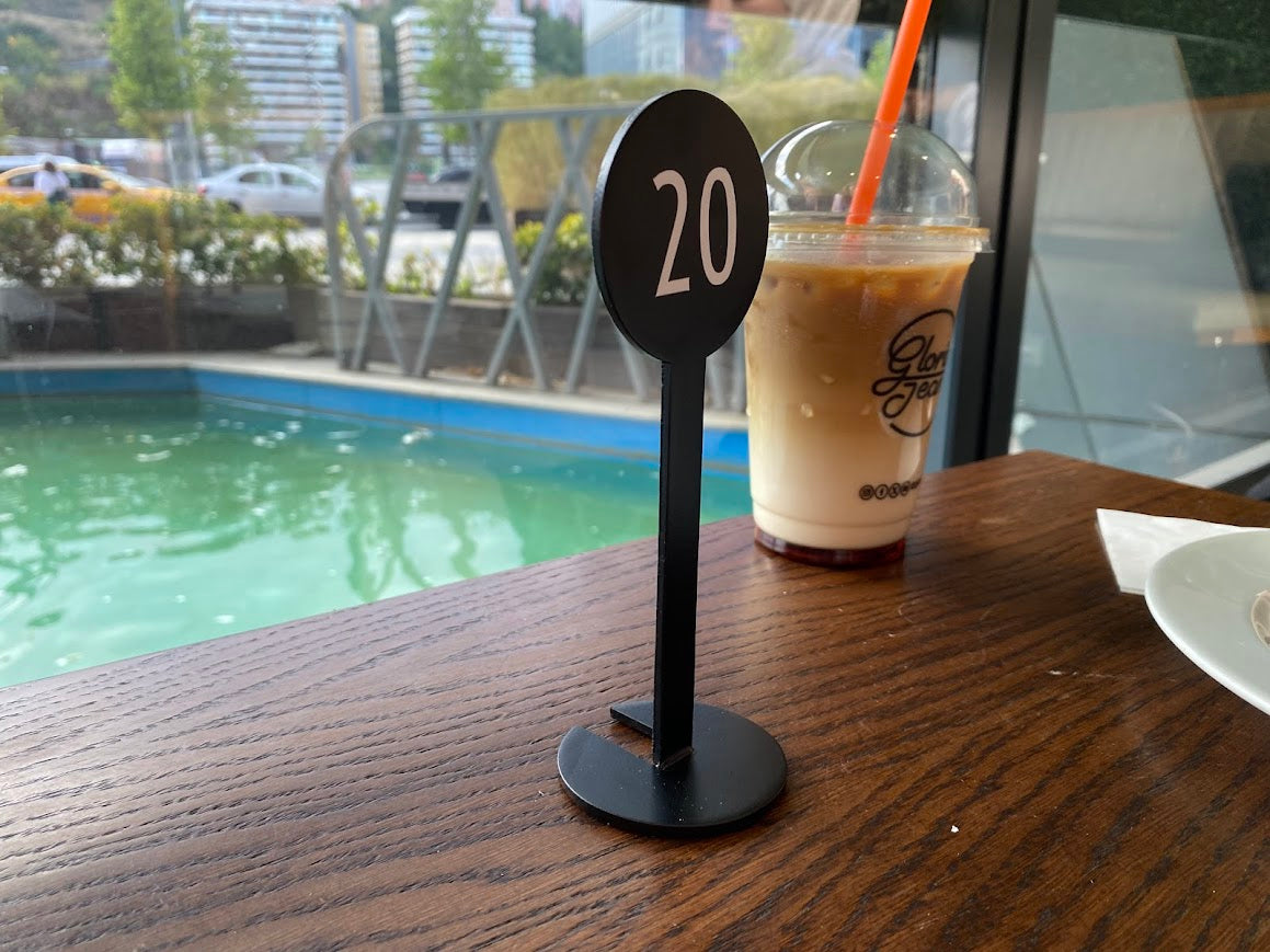 Dış mekan şartlarına uygun, devrilmeye karşı dayanıklı numara standı.