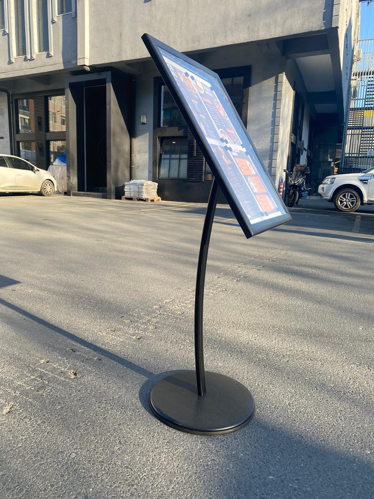 Dayanıklı metal malzemesi ile iç ve dış mekanlarda uzun süreli kullanım sunar.