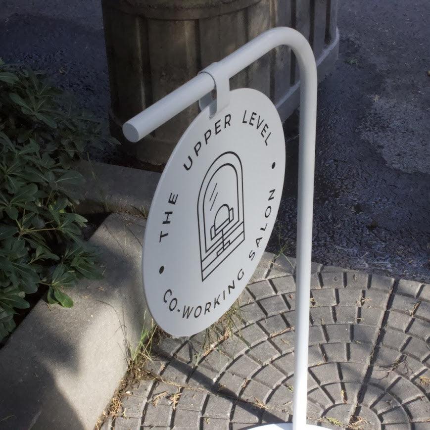 Dış mekân uyumlu, şık kaldırım tabelası.