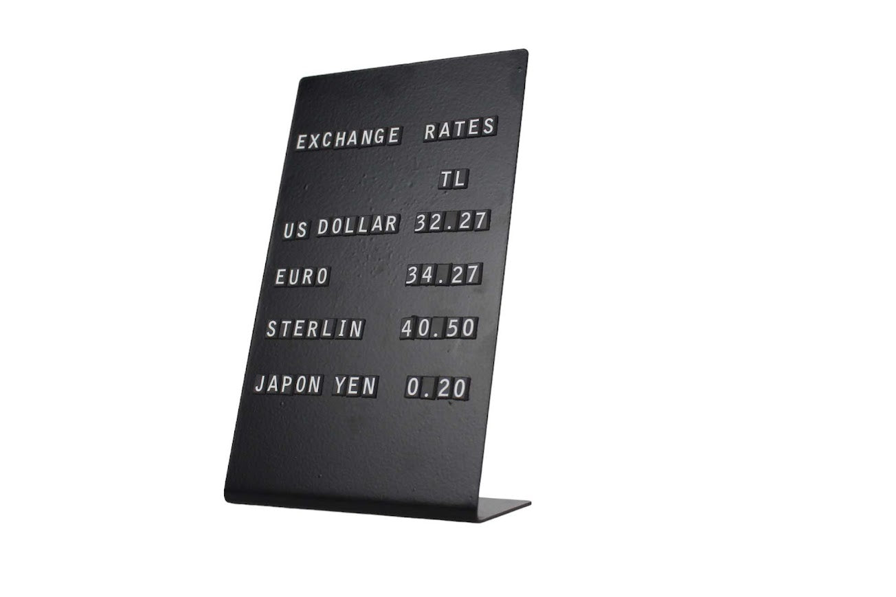 Masaüstü kullanım için uygun, döviz fiyatlarının kolayca güncellenebildiği metal stand.