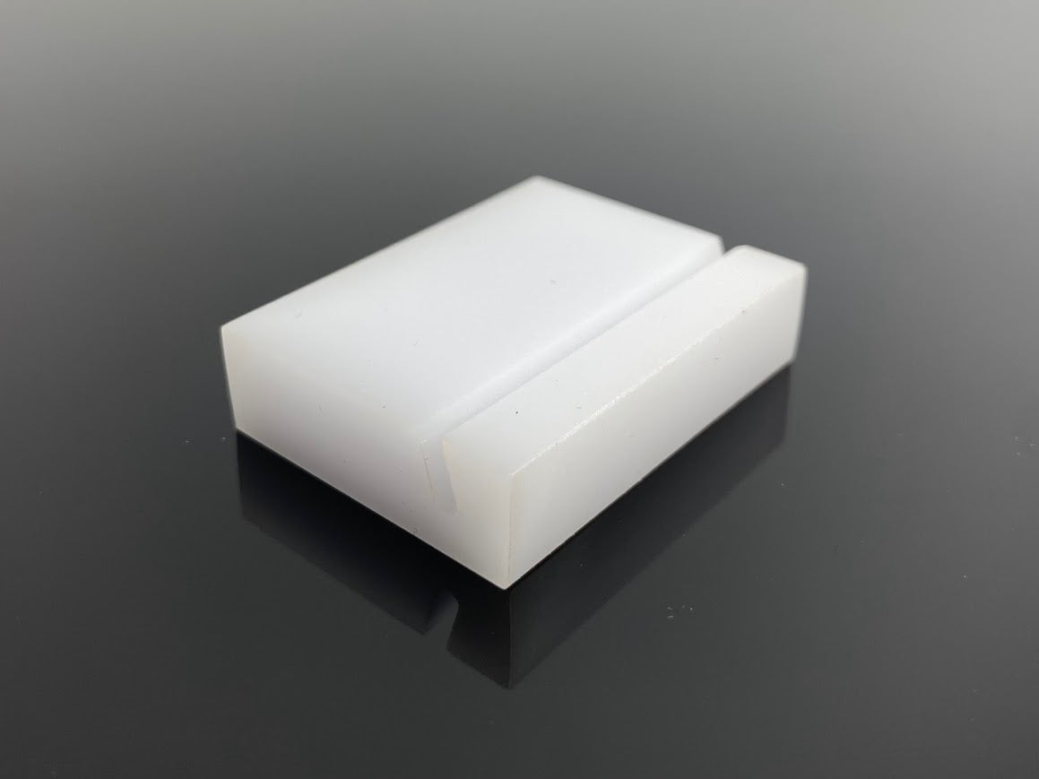 Düğün ve özel etkinliklerde kullanılan zarif akrilik isimlik.