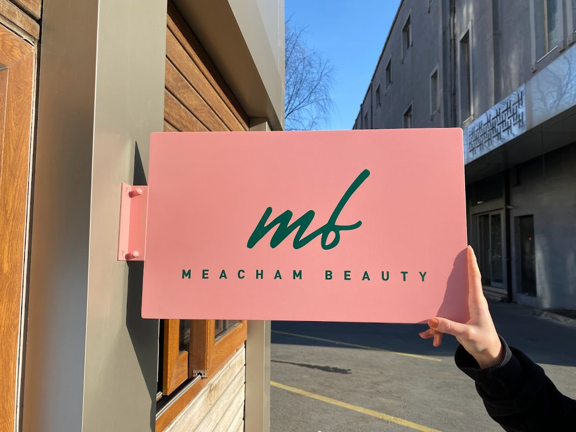 İç mekan duvarına uyumlu şekilde monte edilmiş dikdörtgen tabela.