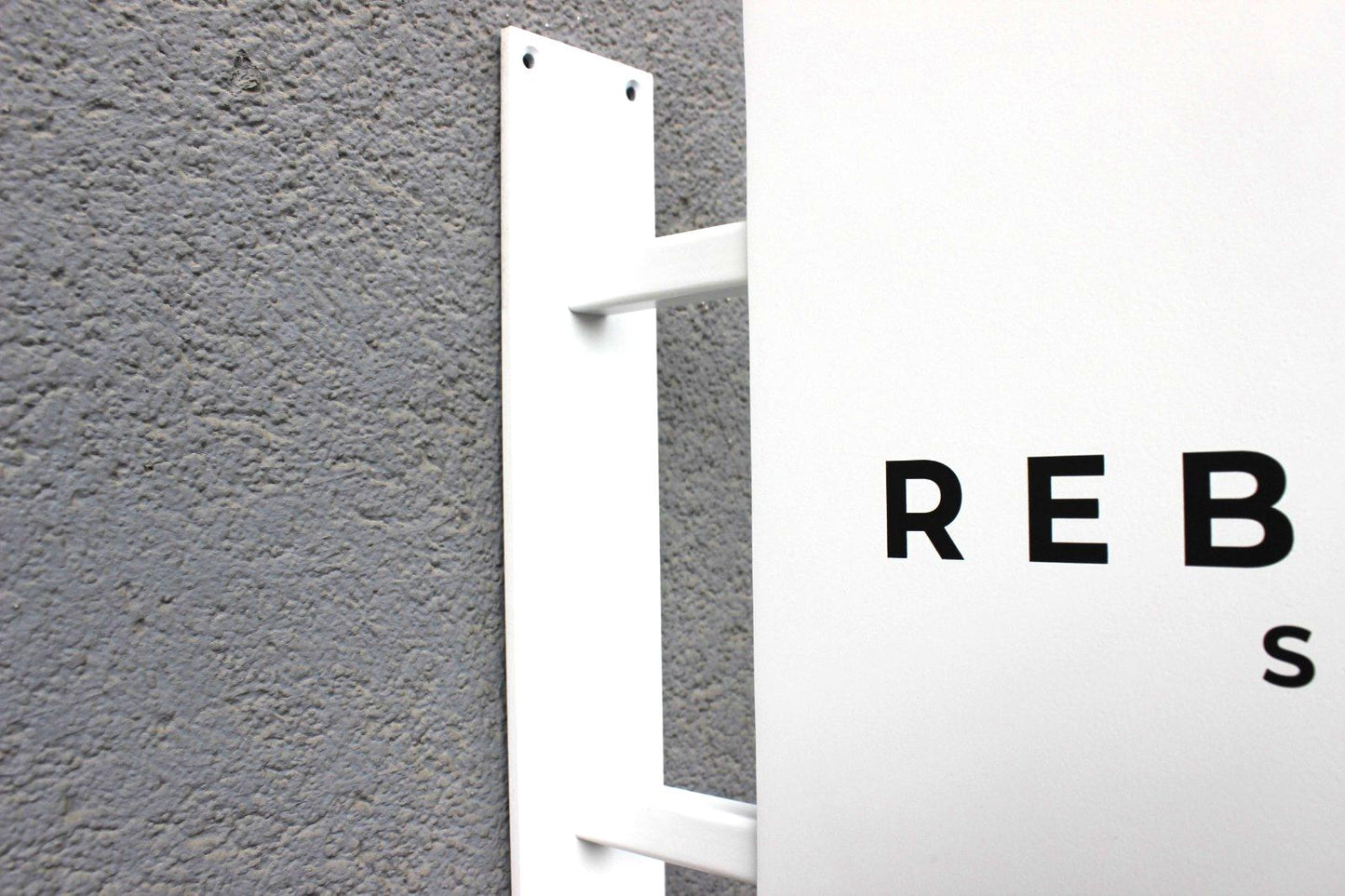 Vidalarla kolayca monte edilen aparatlı kare metal tabela.