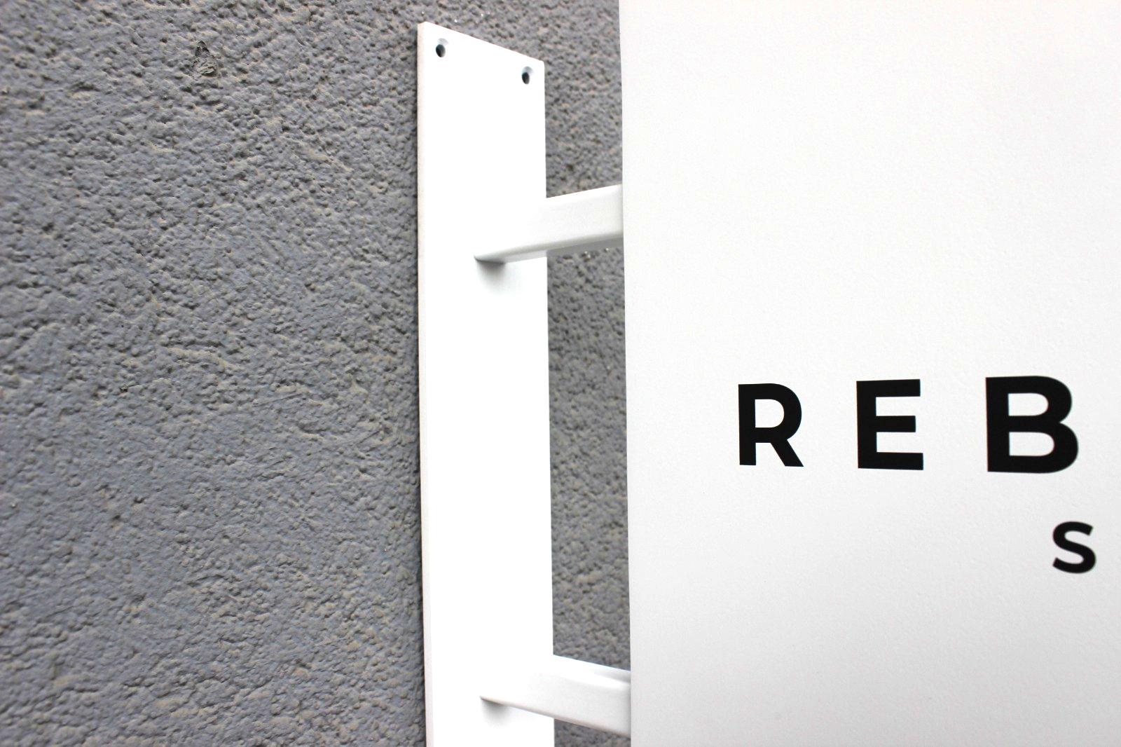 Vidalarla kolayca monte edilen aparatlı kare metal tabela.