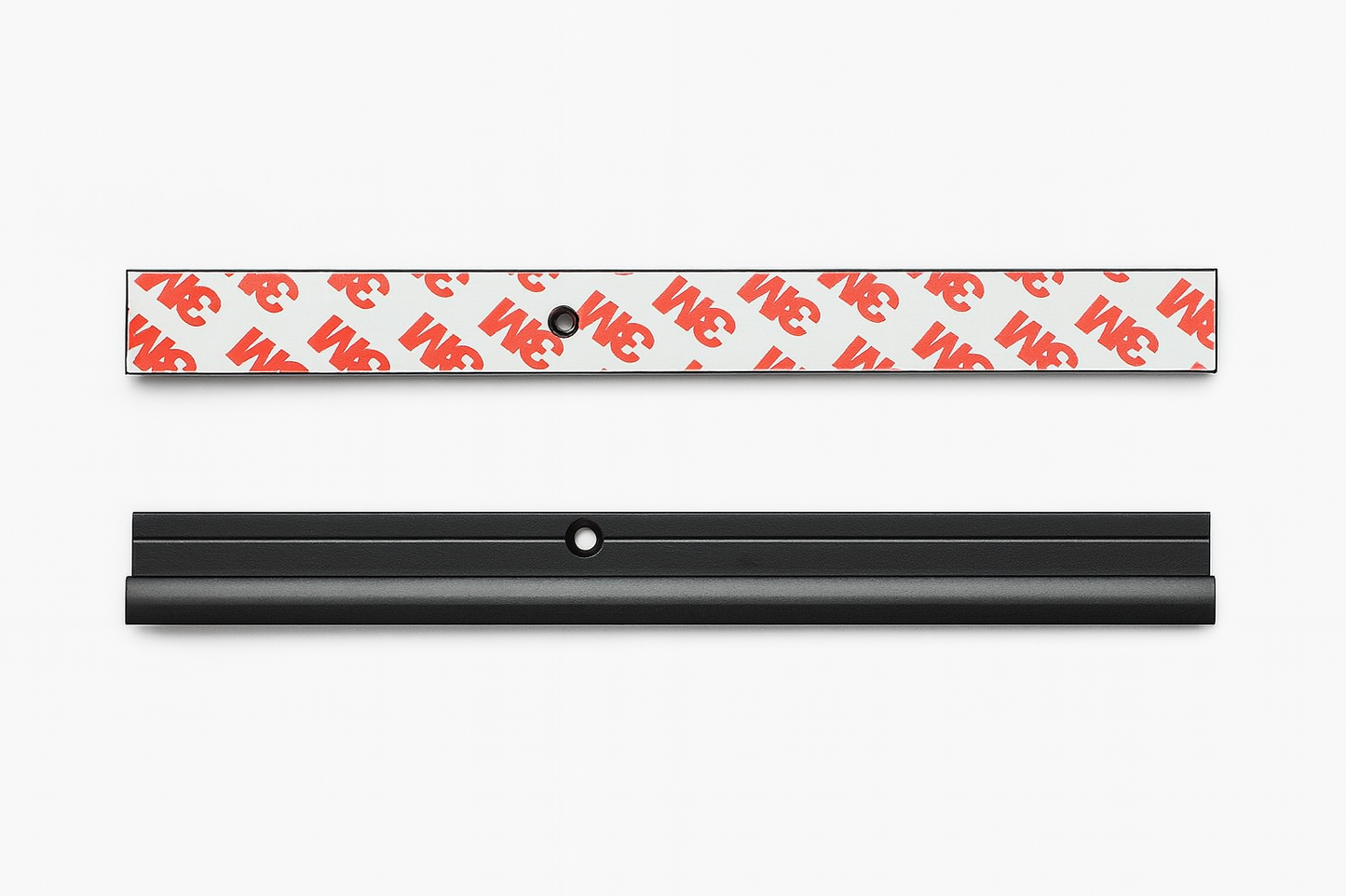 Vida veya bantla duvara monte edilen raylı yazı sistemi.