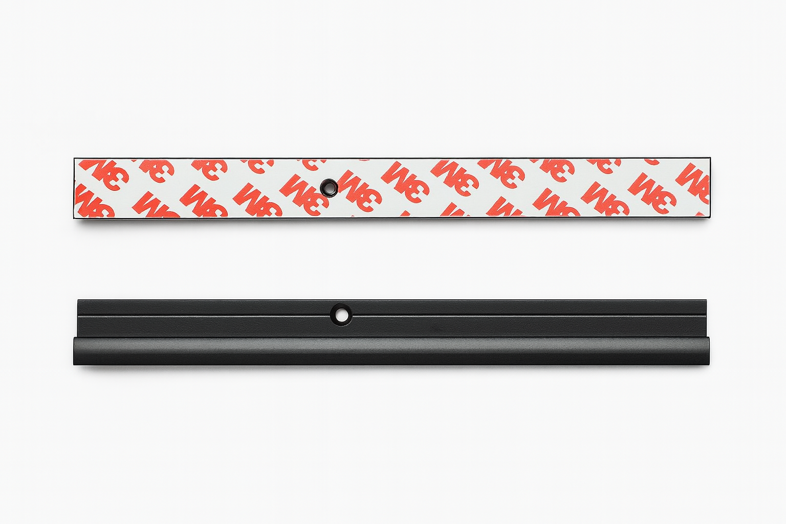 Vida veya bantla duvara monte edilen raylı yazı sistemi.