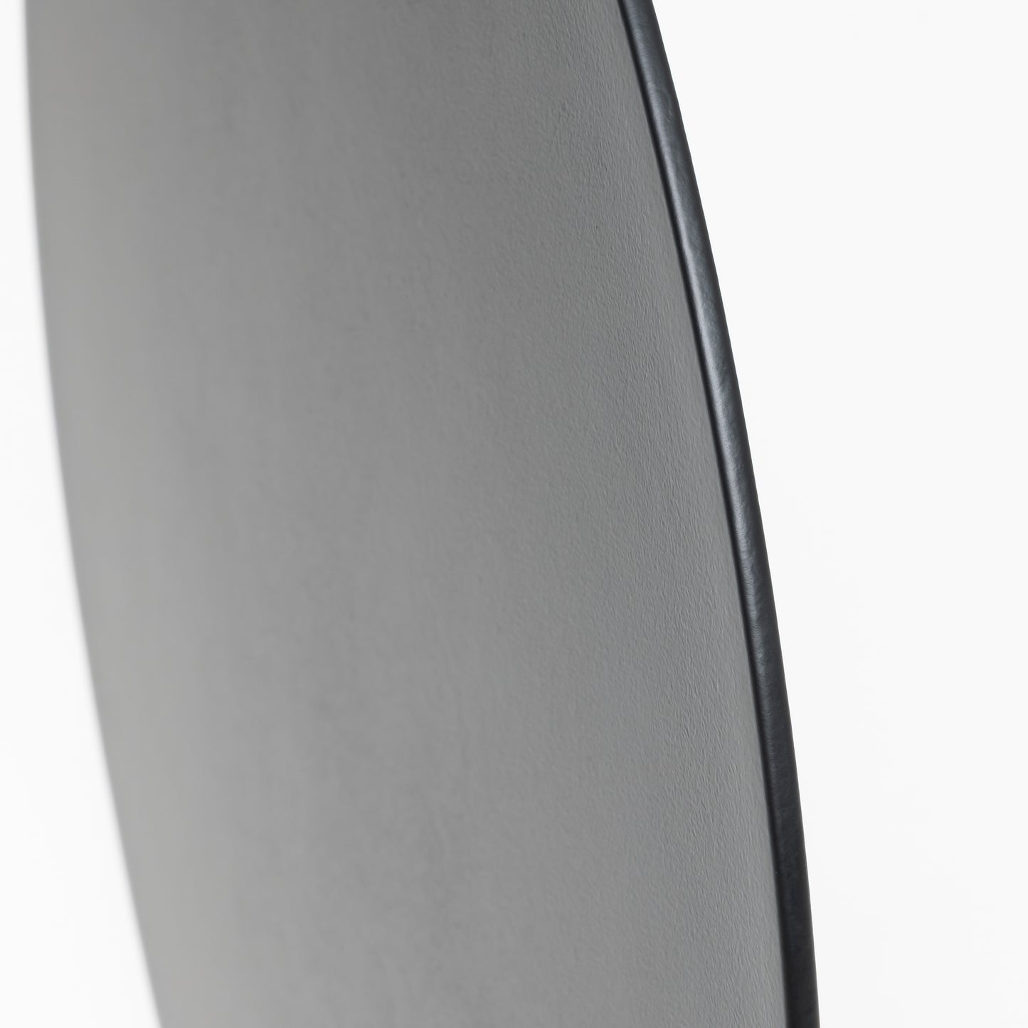 Duvar montajına uygun, sade ve zarif tasarımlı metal tabela.