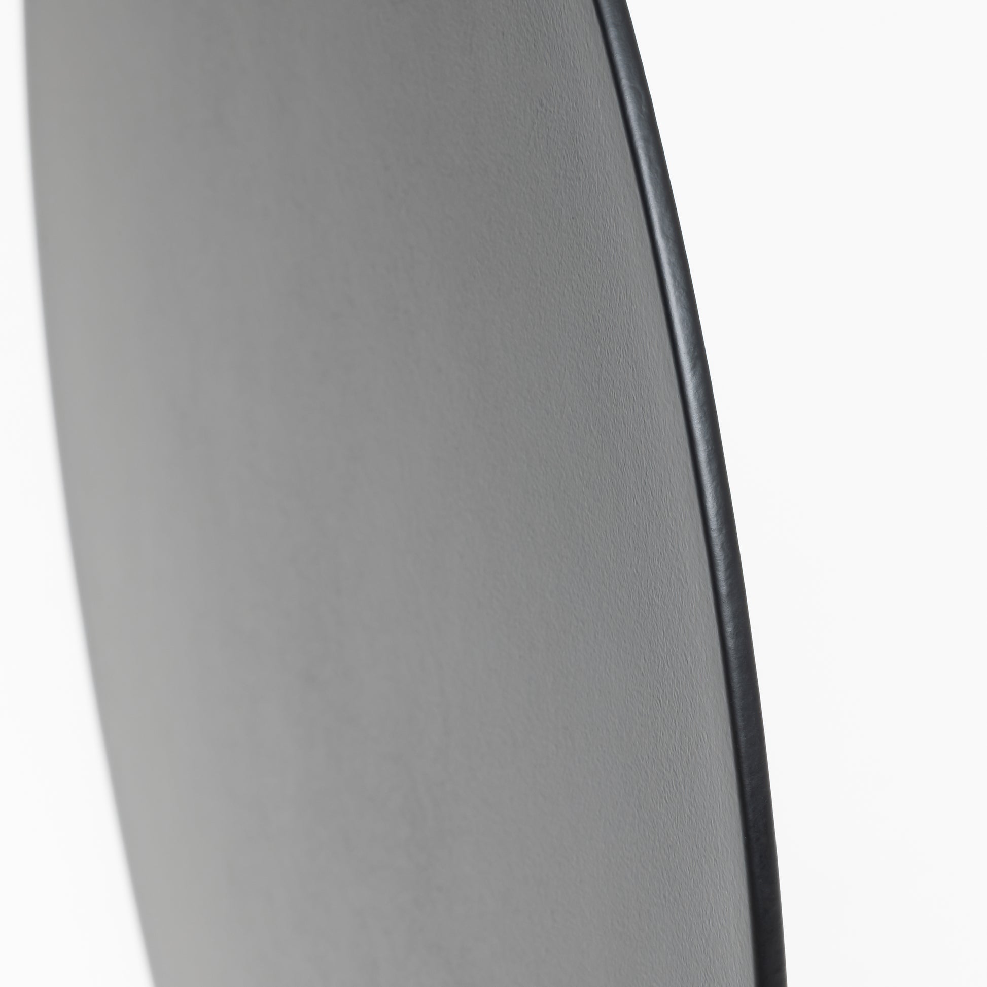 Duvar montajına uygun, sade ve zarif tasarımlı metal tabela.