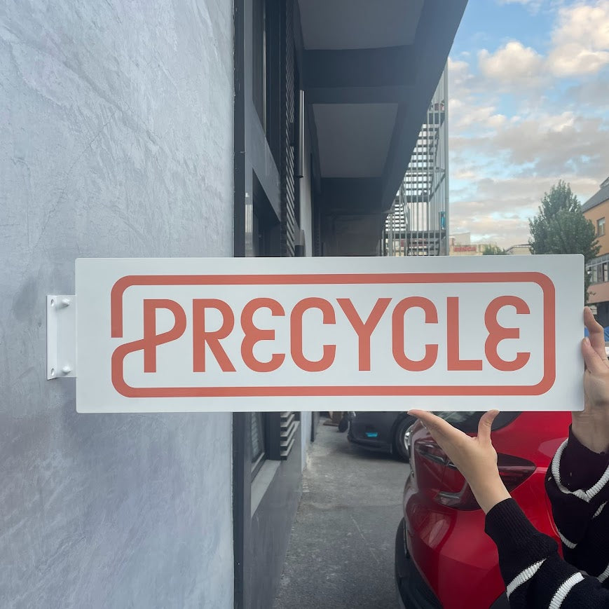 İşletme girişine monte edilmiş şık dikdörtgen formda metal tabela.