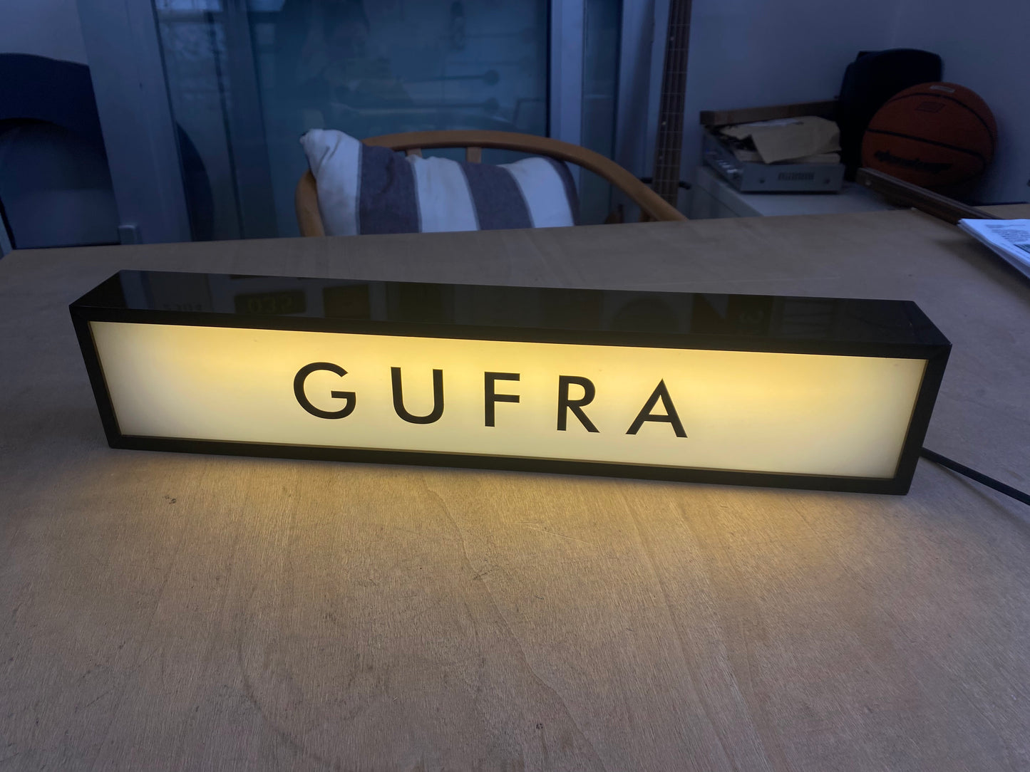 Duvar tipi ışıklı tabela üretim aşamasında masa üzerinde görüntü