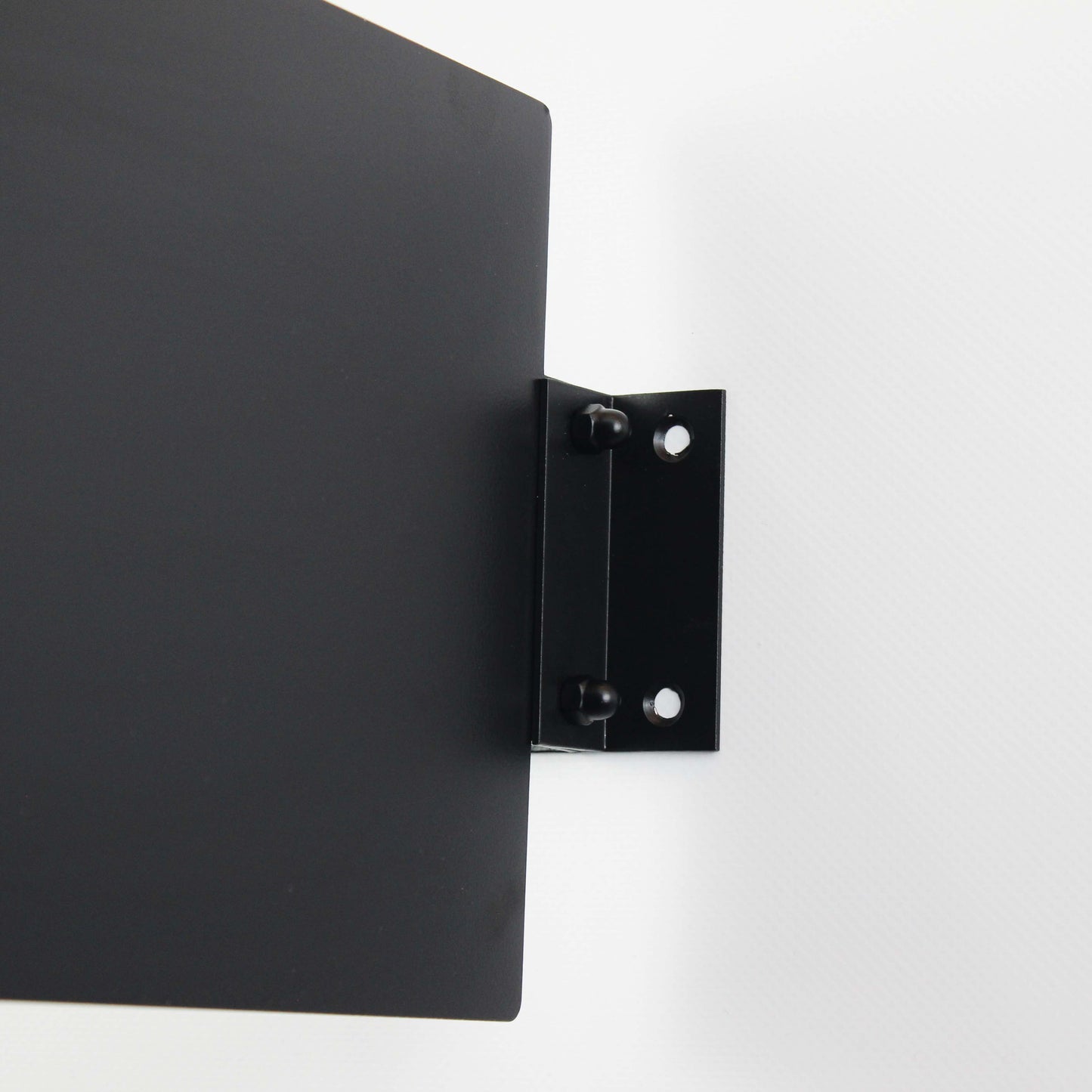 Montaj aşamasında olan duvar tipi dikdörtgen metal tabela, vidalama detaylarıyla birlikte.