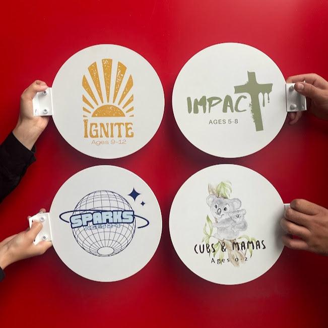 Tek plaka metalden üretilmiş mavi renkli duvar tipi tabela örneği.