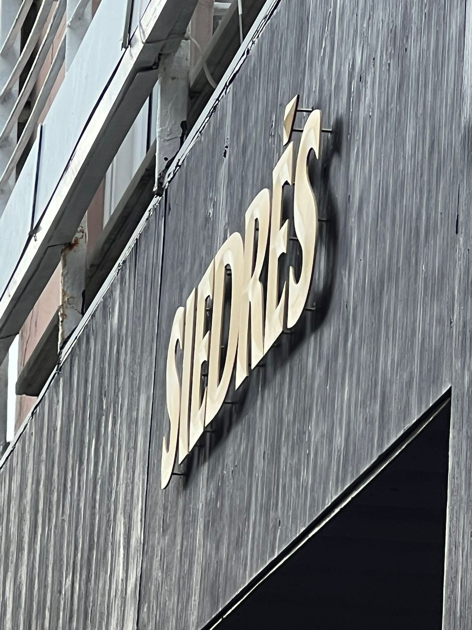 Duvar üstü uygulama için tasarlanmış 3D harf tabela