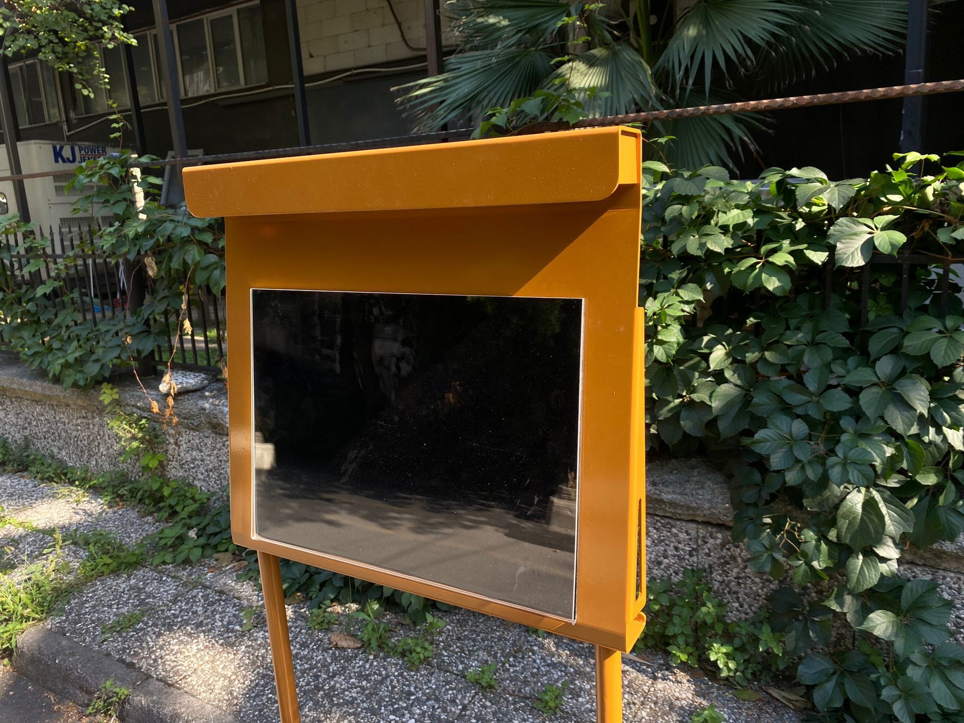 Üst tablası çıkarılarak hem duvara monte edilebilen hem de ayakta kullanılabilen pano.