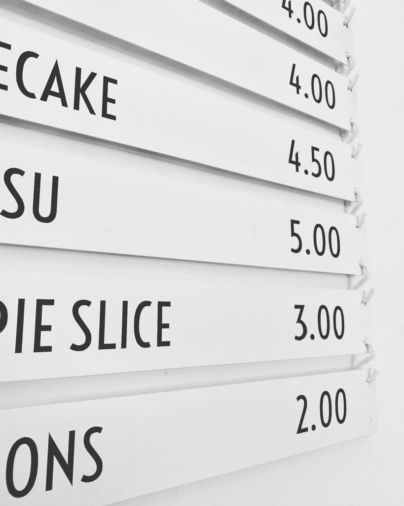 Duvara kolayca asılabilen metal menü tabelası.