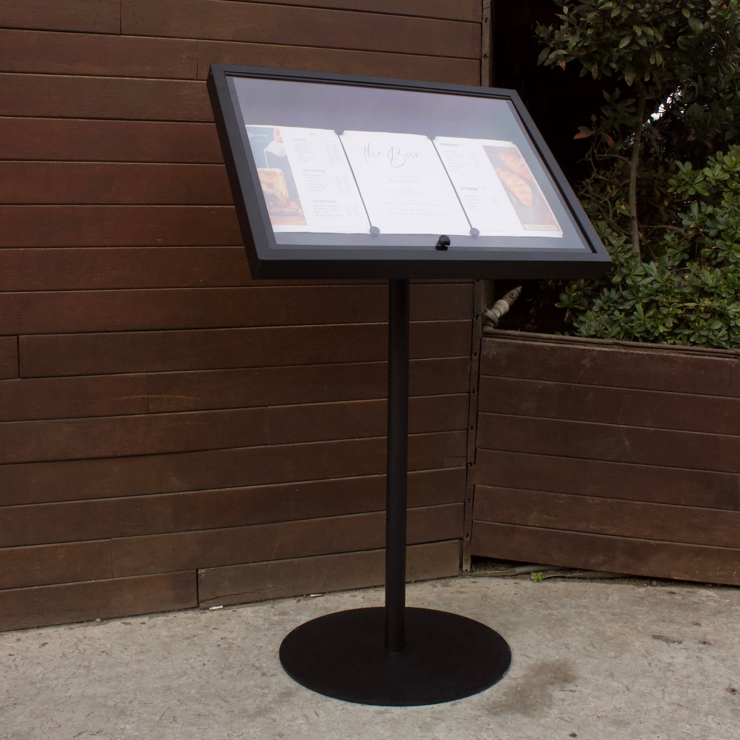 Ayaklı tasarımı sayesinde duvara dayayarak veya bağımsız olarak kullanabilirsiniz.