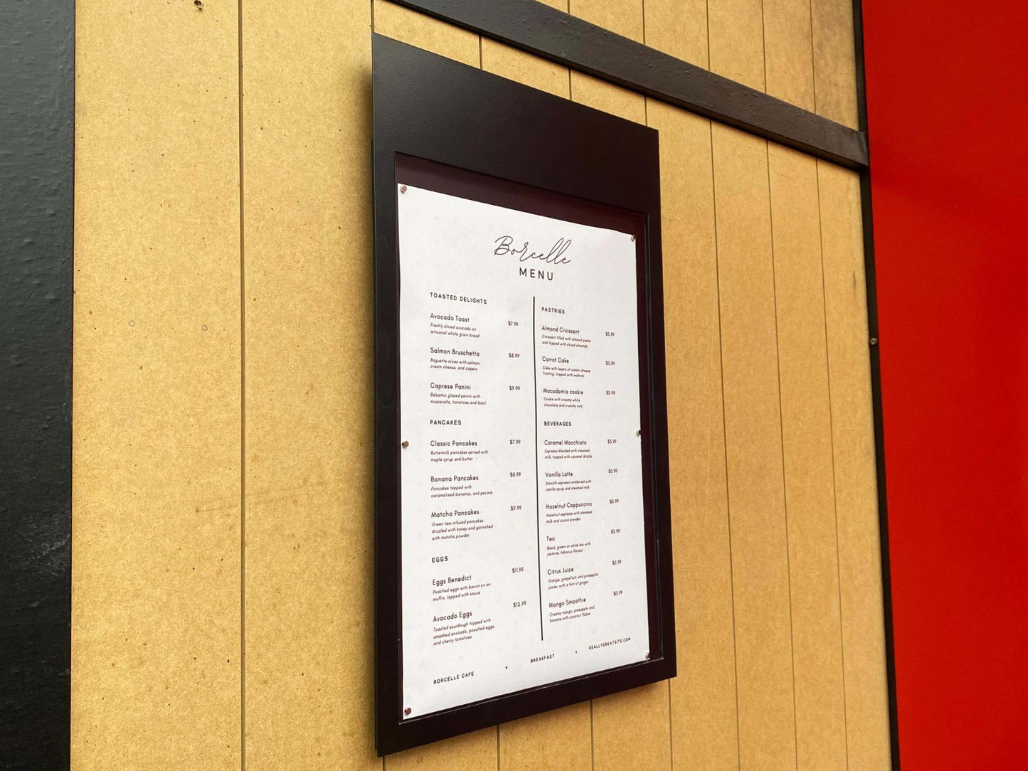 Paket içeriğinde gelen vida ve montaj sistemiyle duvara kolayca monte edilir.