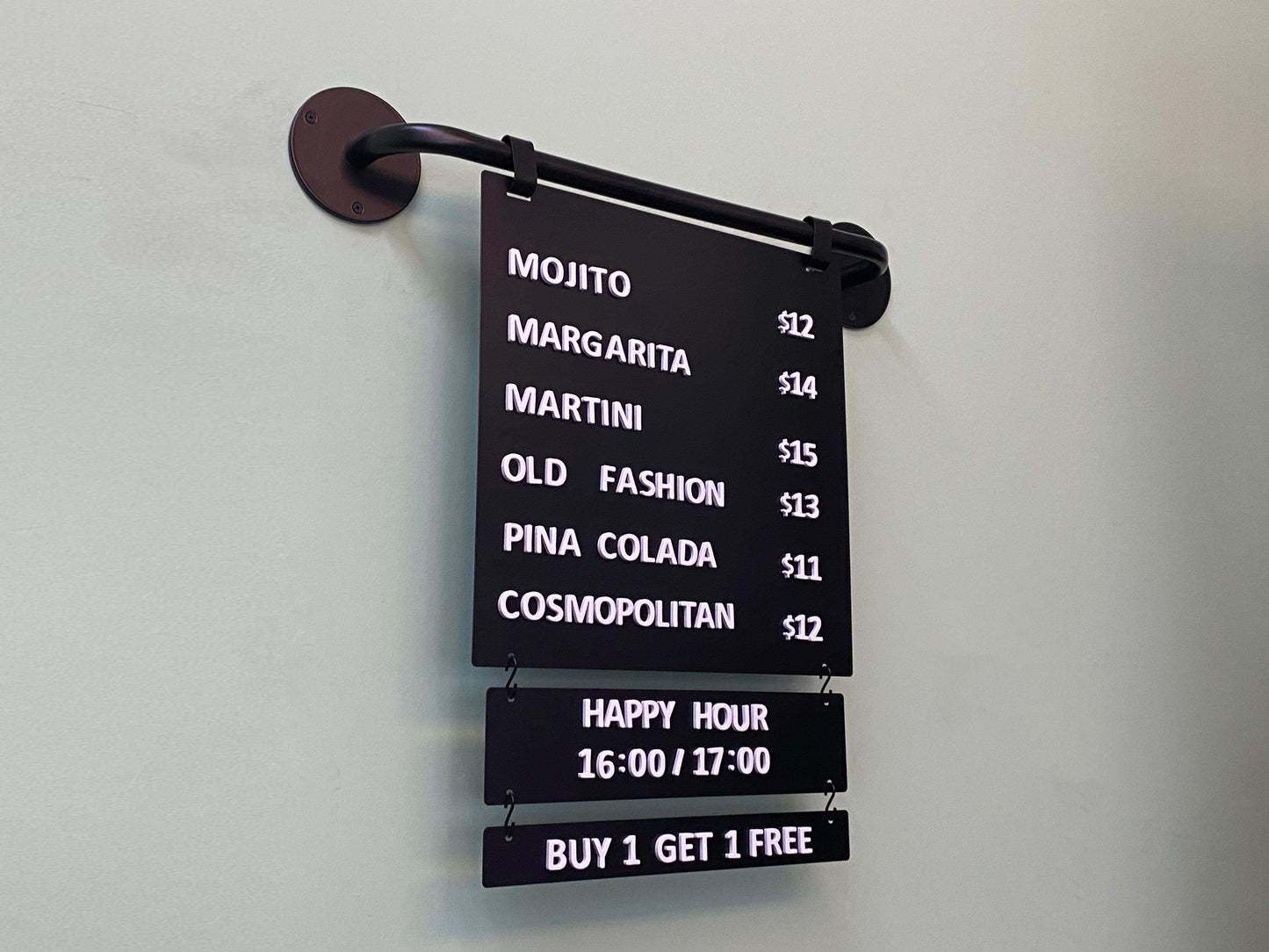 Siyah renkli metal fiyat tablosu, duvara sabitlenerek uzun ömürlü kullanım sağlar.