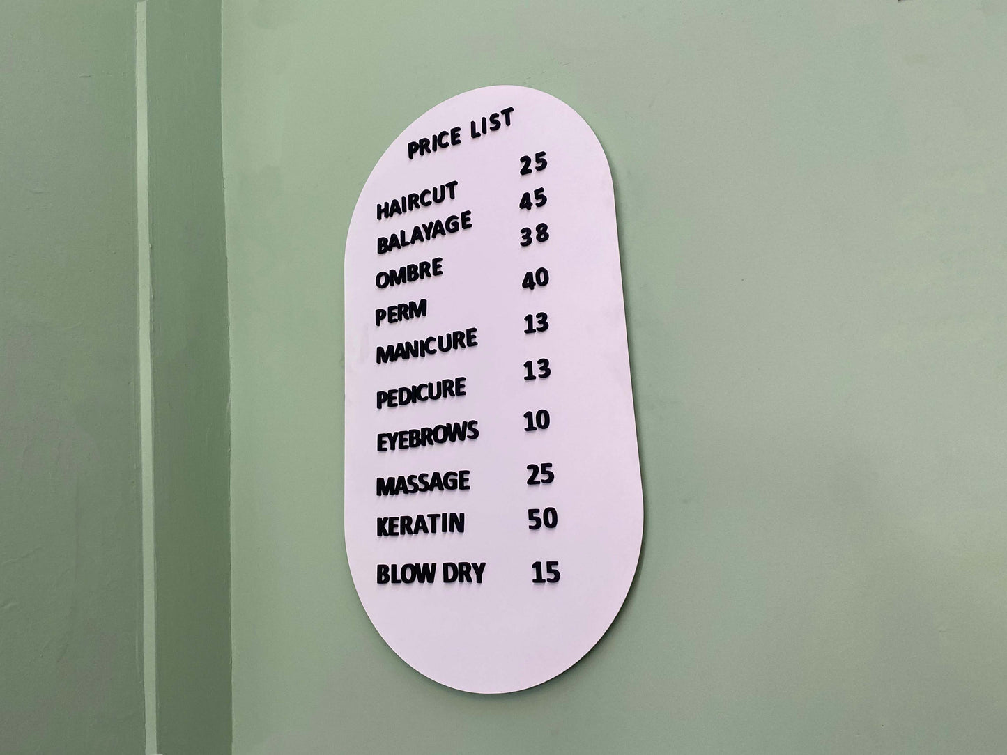 Sabit asma aparatı sayesinde duvara kolayca monte edilebilen sağlam fiyat panosu.