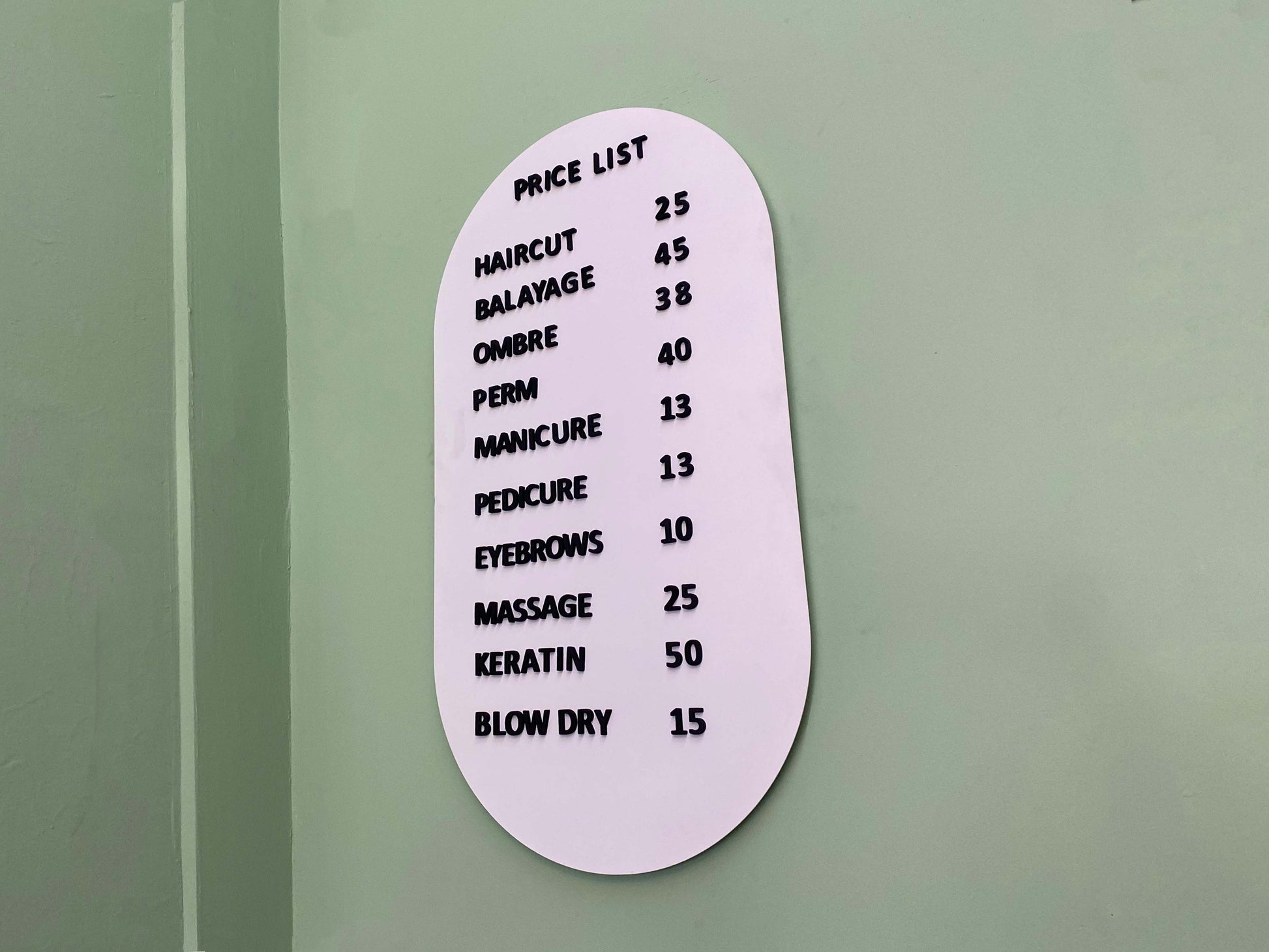 Sabit asma aparatı sayesinde duvara kolayca monte edilebilen sağlam fiyat panosu.