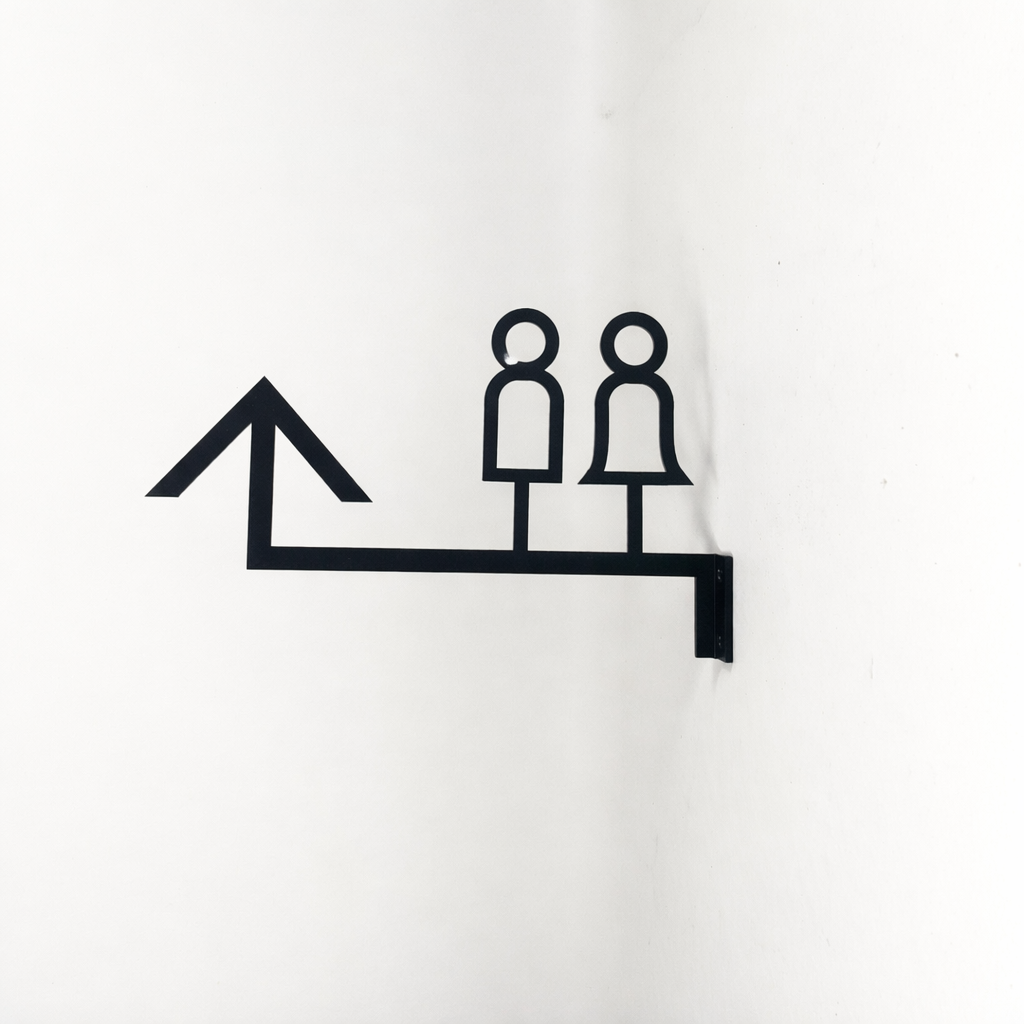 Duvara sabitlenen metal WC yönlendirme işareti