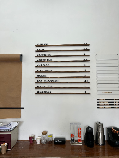 Duvara kolayca monte edilen 10 çıtalı ahşap menü panosu