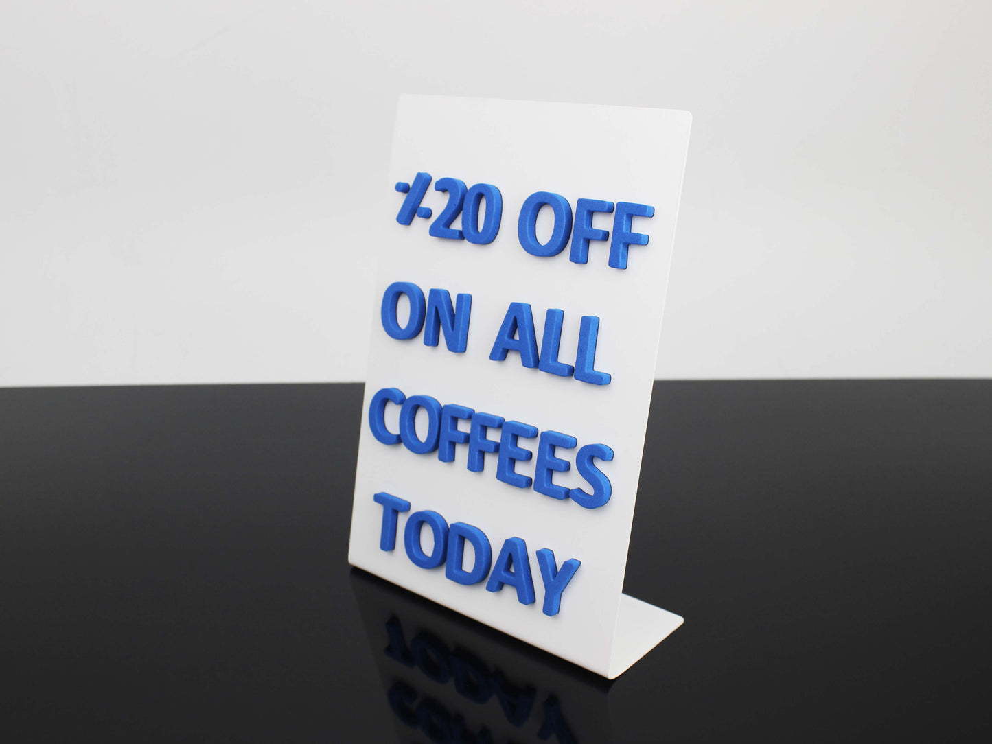 İşletme duyuruları için kullanılan masa üstü pano