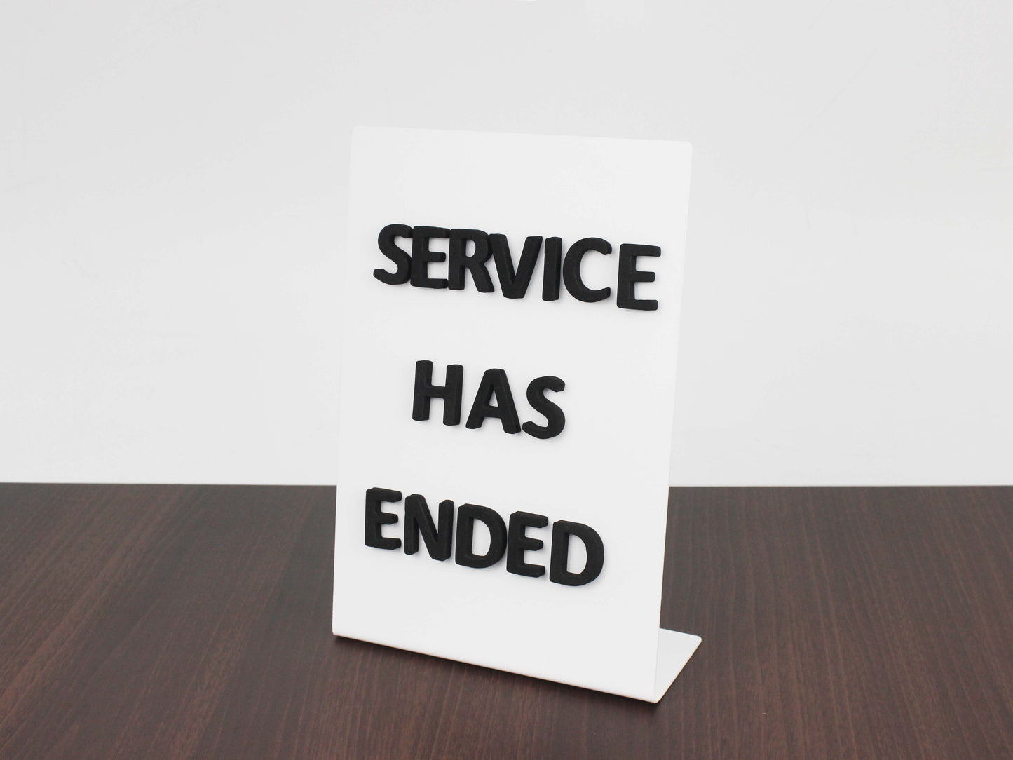 Masa üstü kullanım için uygun, mıknatıs harfli duyuru panosu