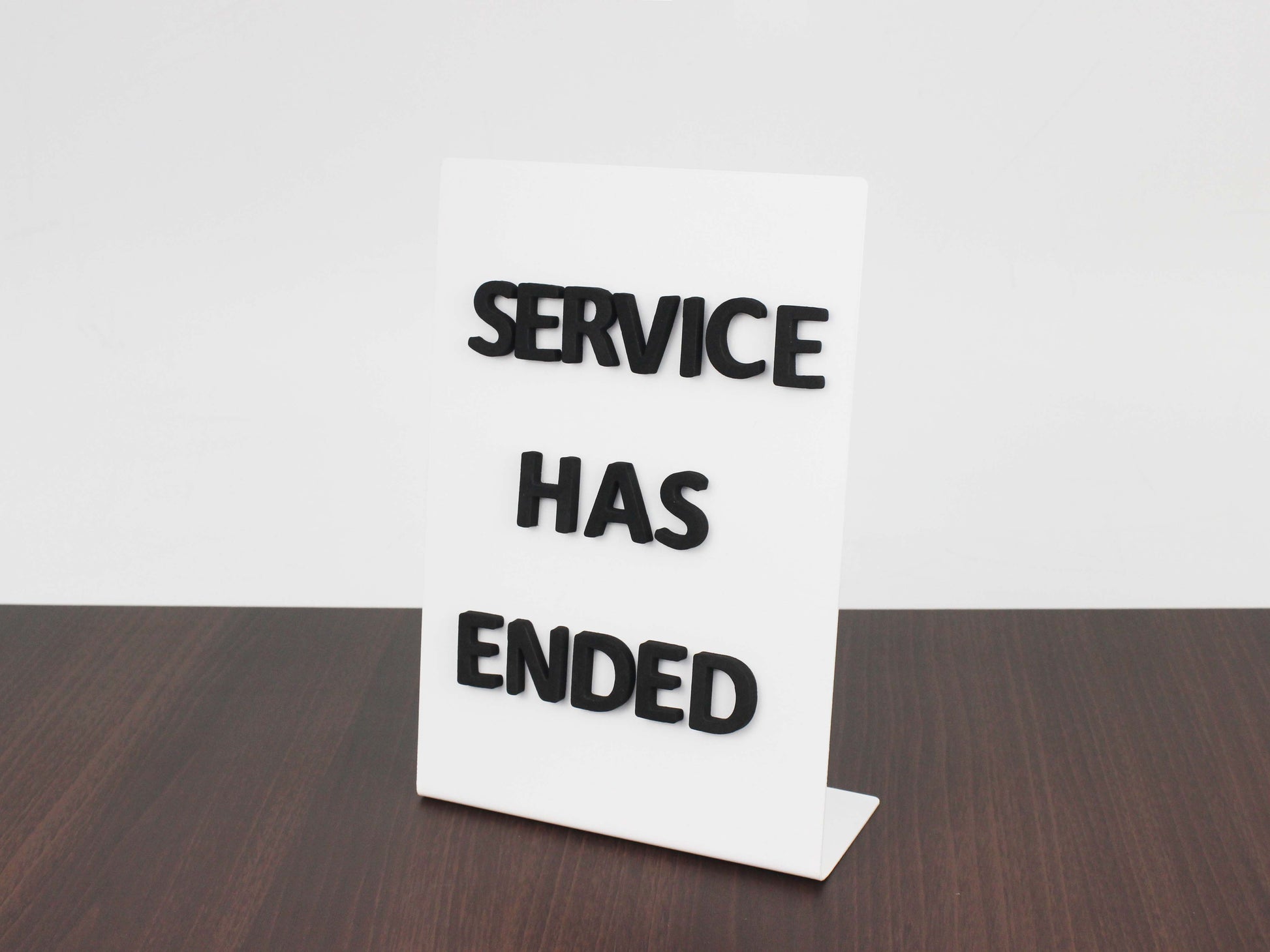 Masa üstü kullanım için uygun, mıknatıs harfli duyuru panosu