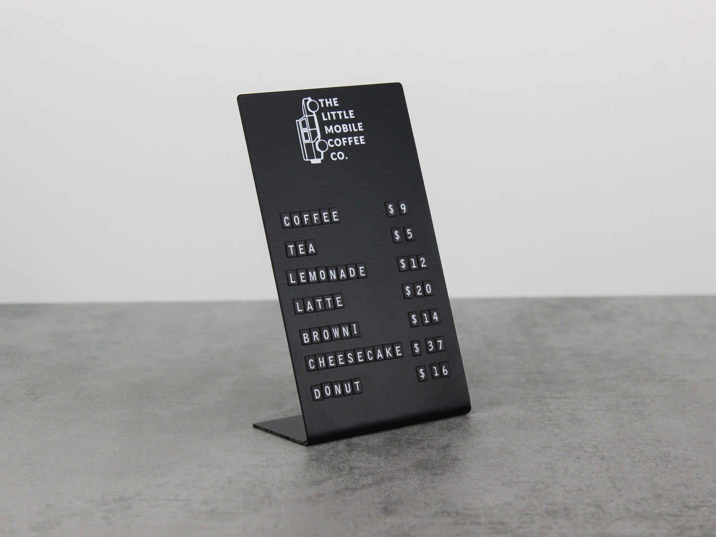 Metal masaüstü stand üzerine işletme logosu baskılı model.