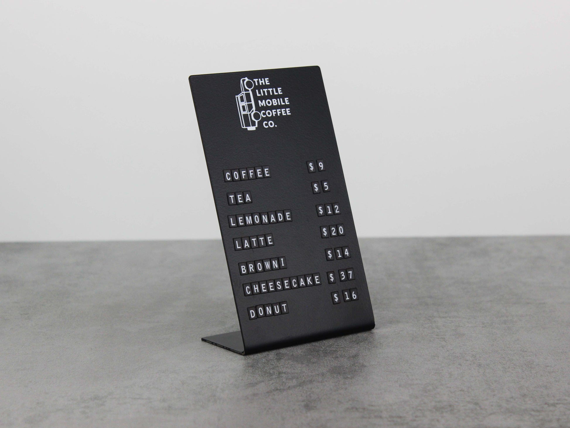 Metal masaüstü stand üzerine işletme logosu baskılı model.