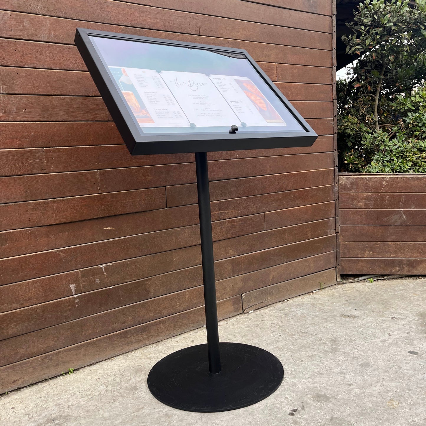 Menülerin yanı sıra duyuru ve kampanyalarınızı da şık bir şekilde sergileyebileceğiniz pano.