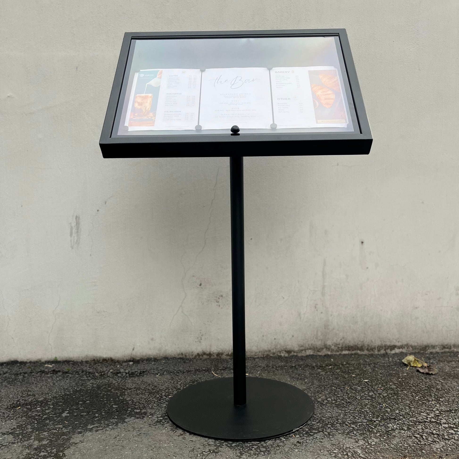 Menülerin yanı sıra duyuru ve kampanyalarınızı da şık bir şekilde sergileyebileceğiniz pano.