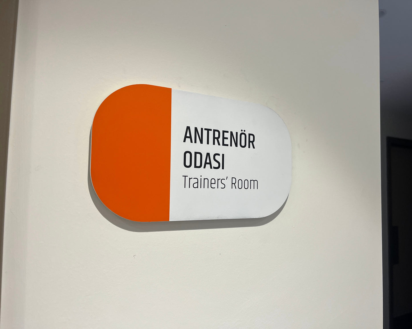 Eğitim salonu kapı isimlik tabelası ofis tipi