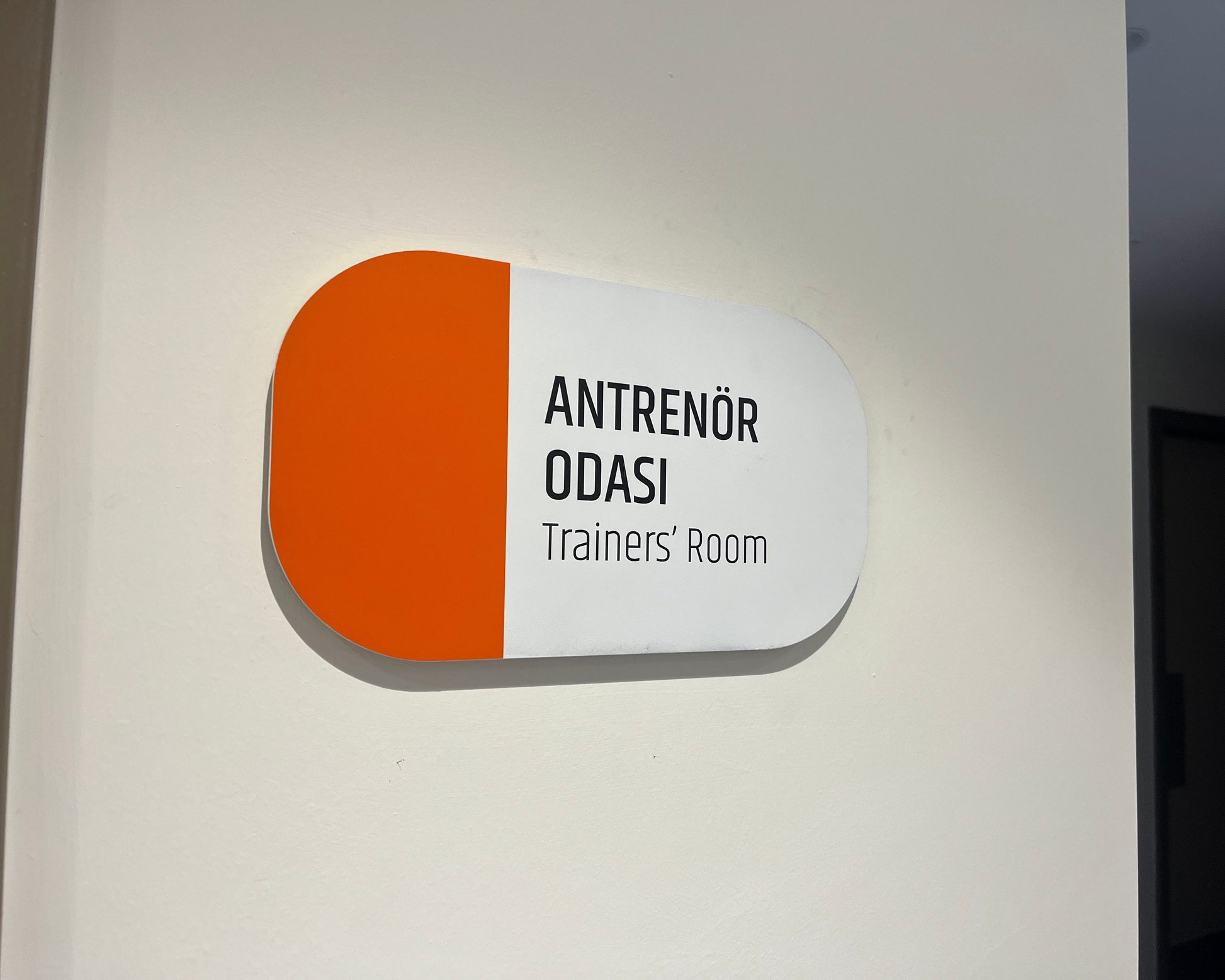 Eğitim salonu kapı isimlik tabelası ofis tipi